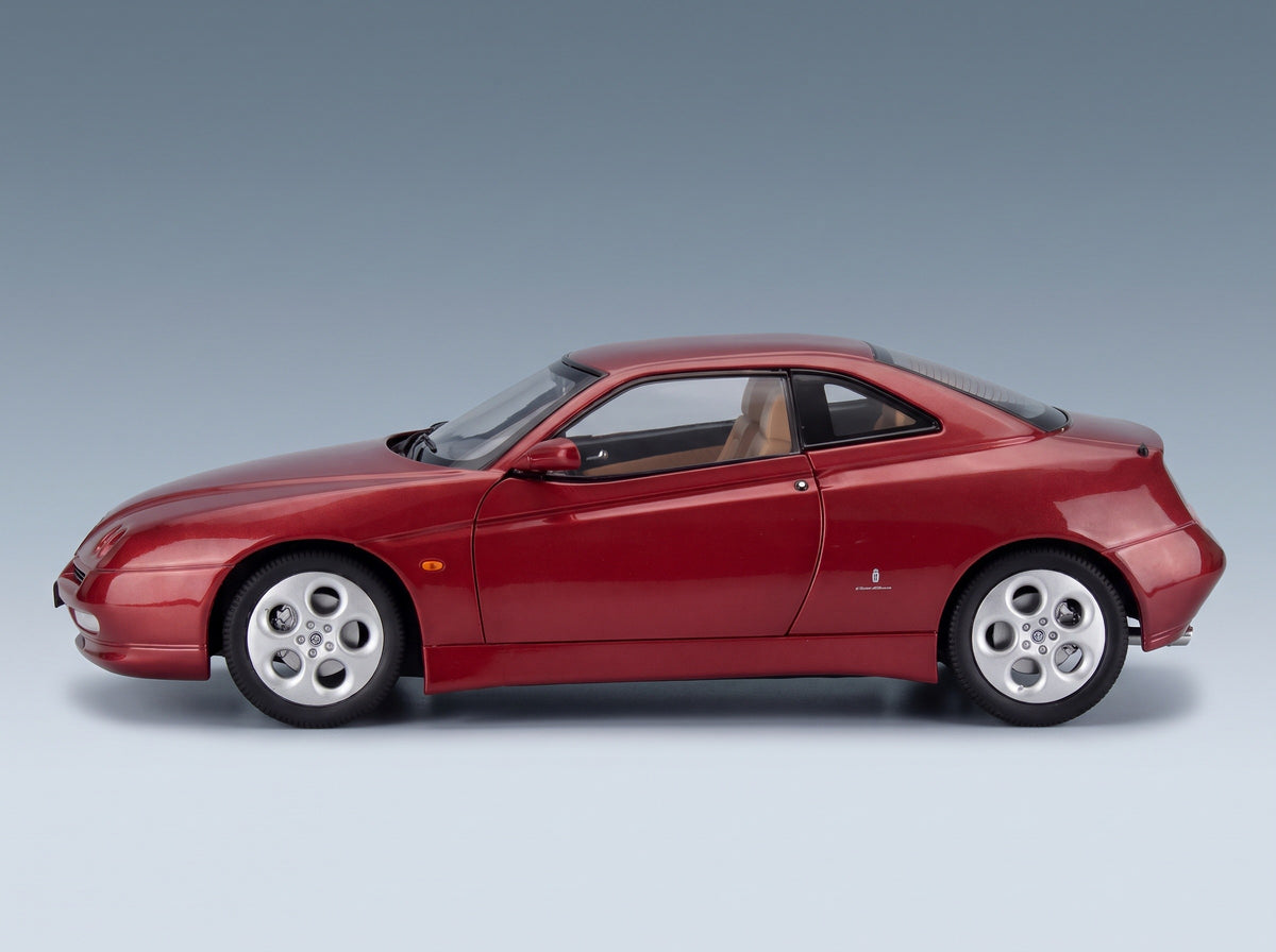 Alfa Romeo GTV 2.0 TS 16V 1998 Rosso Proteo 195 Mitica 1:18 scale model - side view