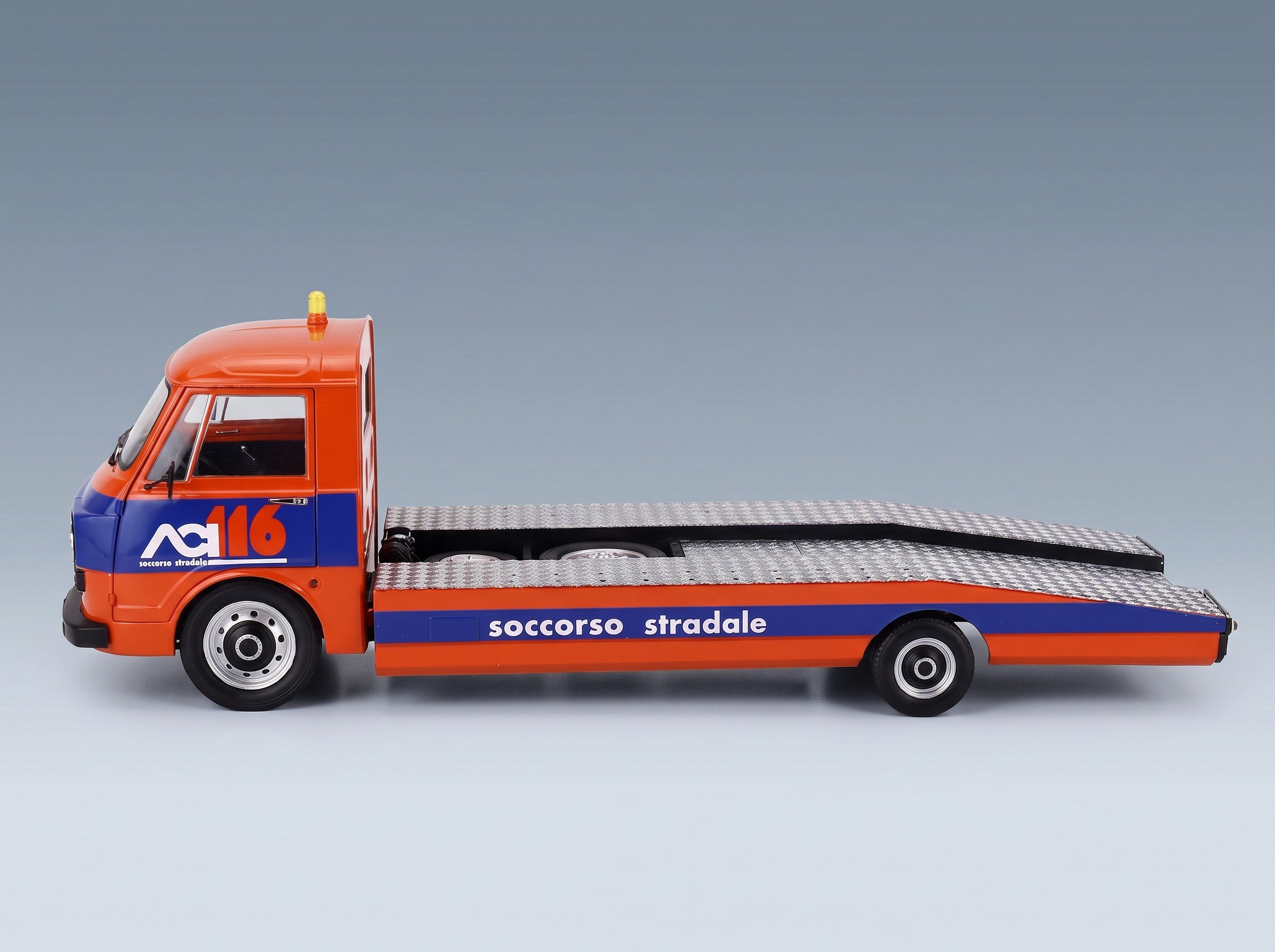 Alfa Romeo A12 F12 Carro Attrezzi Seconda Serie ACI Soccorso Stradale 1977 Orange Blue Mitica 1:18 scale model - side view