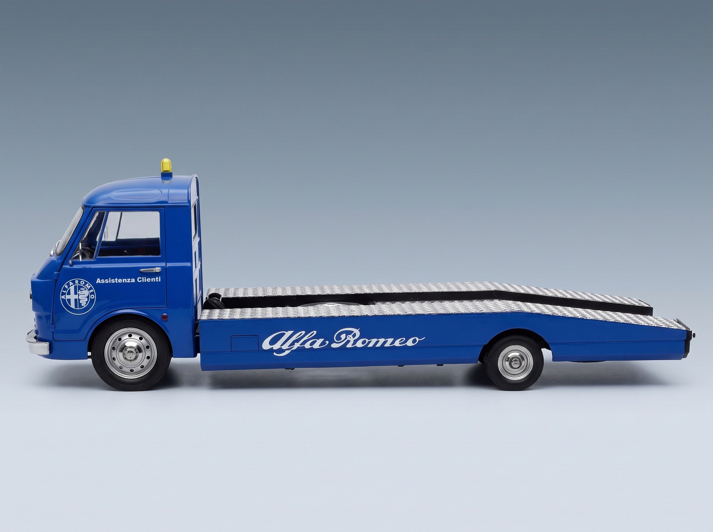 Alfa Romeo A12 (F12) Carro Attrezzi Prima Serie Assistenza Clienti 1967 Blue Mitica 1:18 scale model - side view