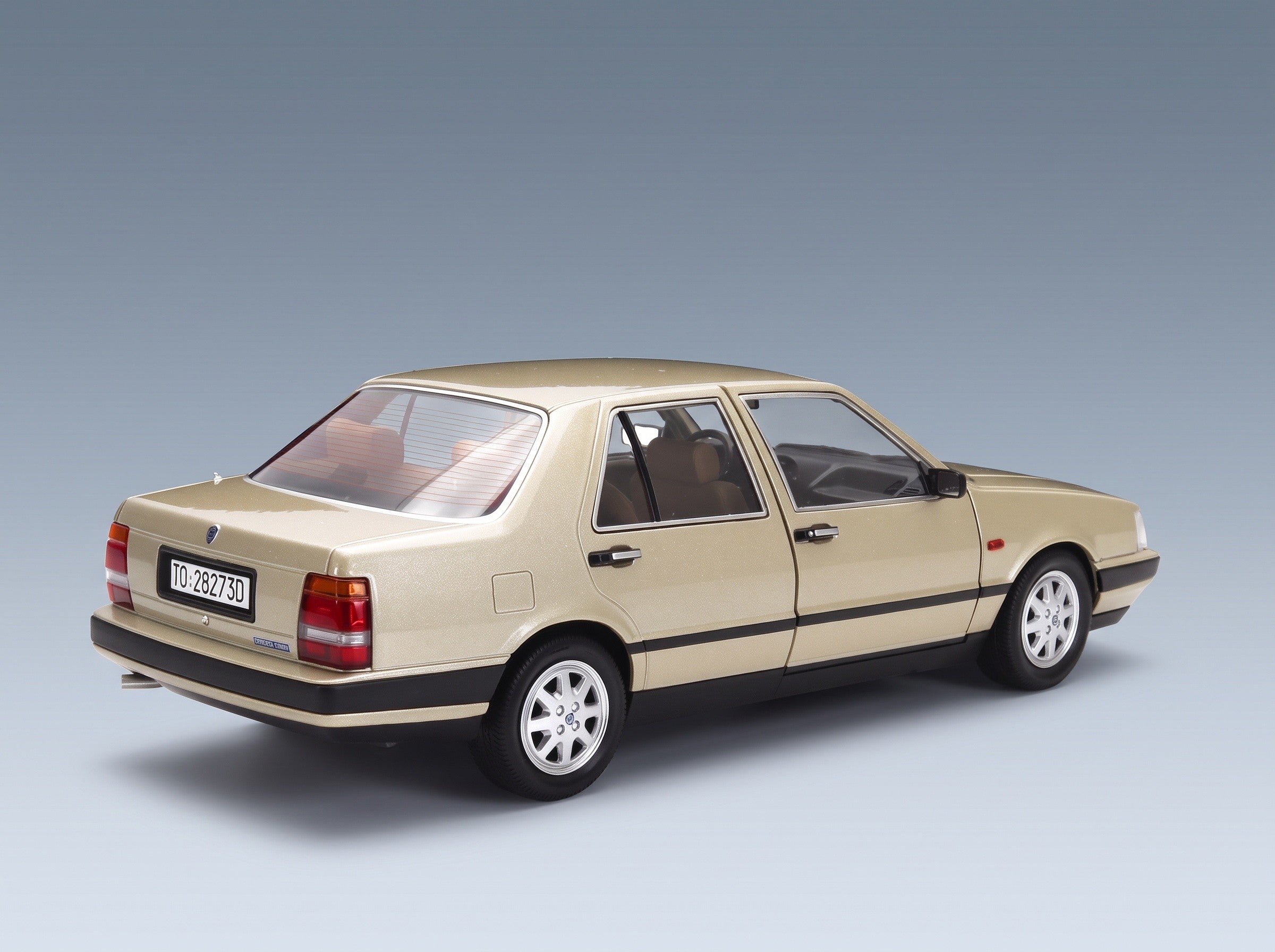 Lancia Thema Turbo i.e. 1S 1984 Platino Metallizzato Mitica 1:18 scale model - rear three-quarter view