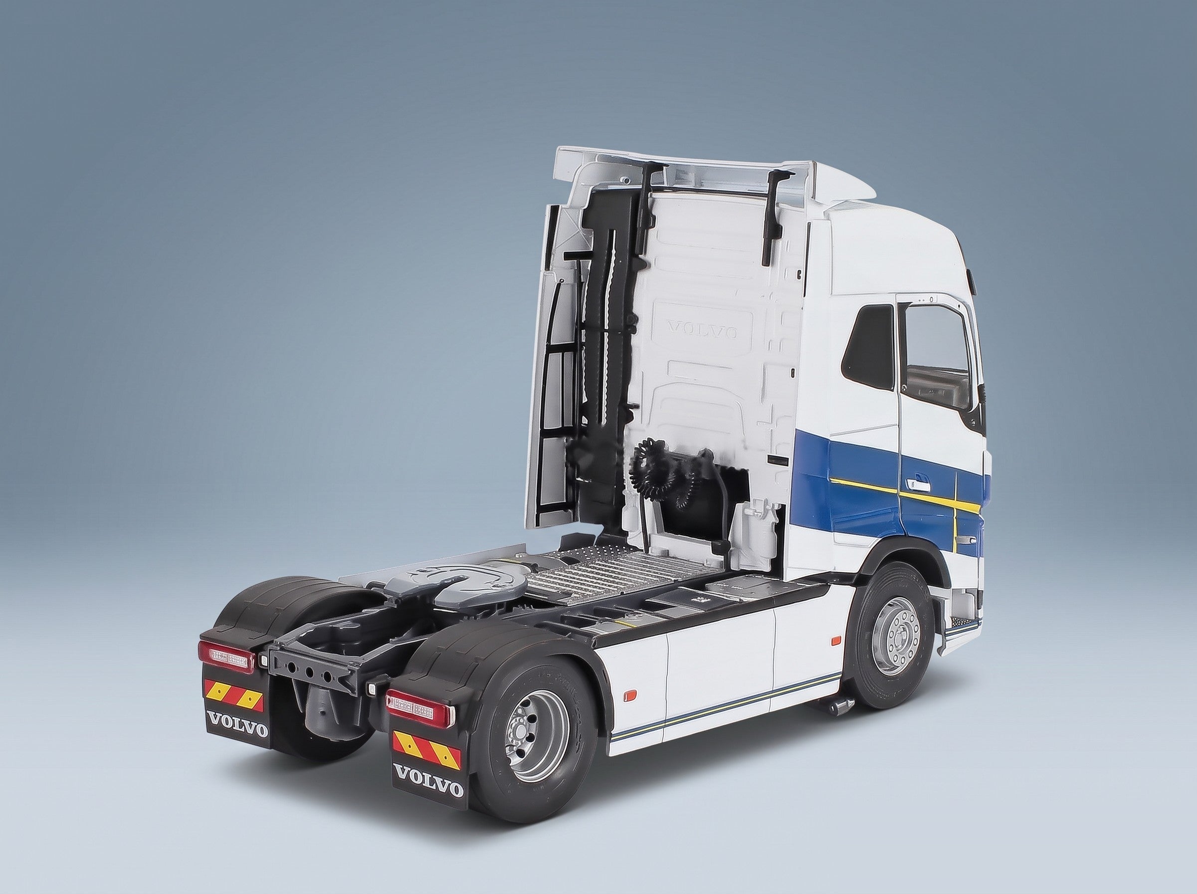 Volvo FH16 750 Globetrotter XL Gothenburg Edition Tractor Truck 2021 White Blue Solido 1:24 scale model - rear three-quarter view