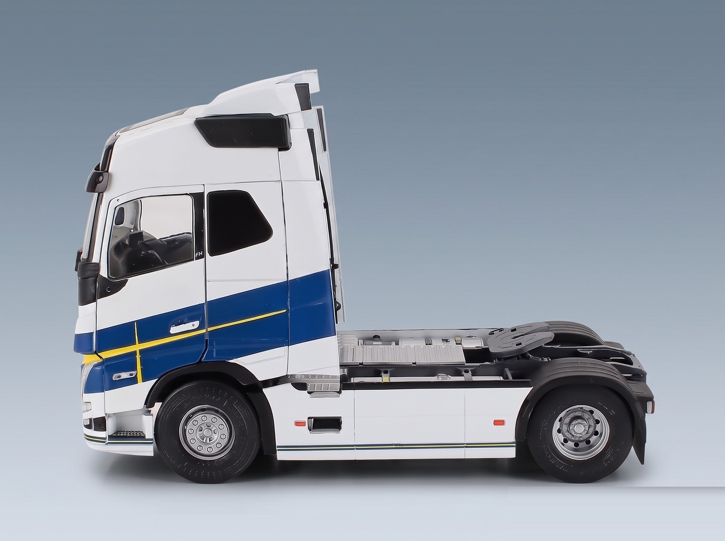 Volvo FH16 750 Globetrotter XL Gothenburg Edition Tractor Truck 2021 White Blue Solido 1:24 scale model - side view