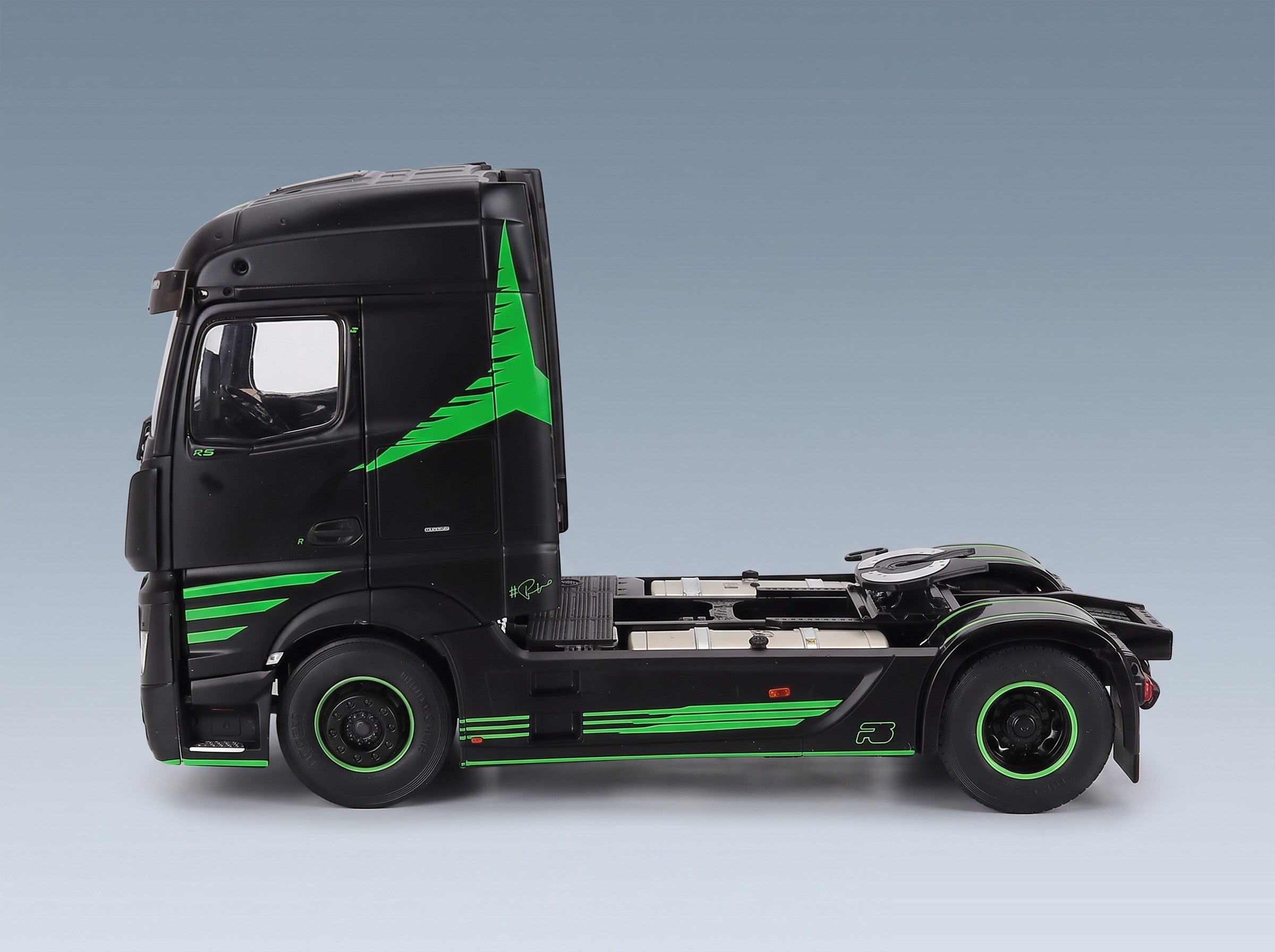 Mercedes-Benz Actros L Tractor Truck 2-Axle 2023 Black Green Solido 1:24 scale model - side view
