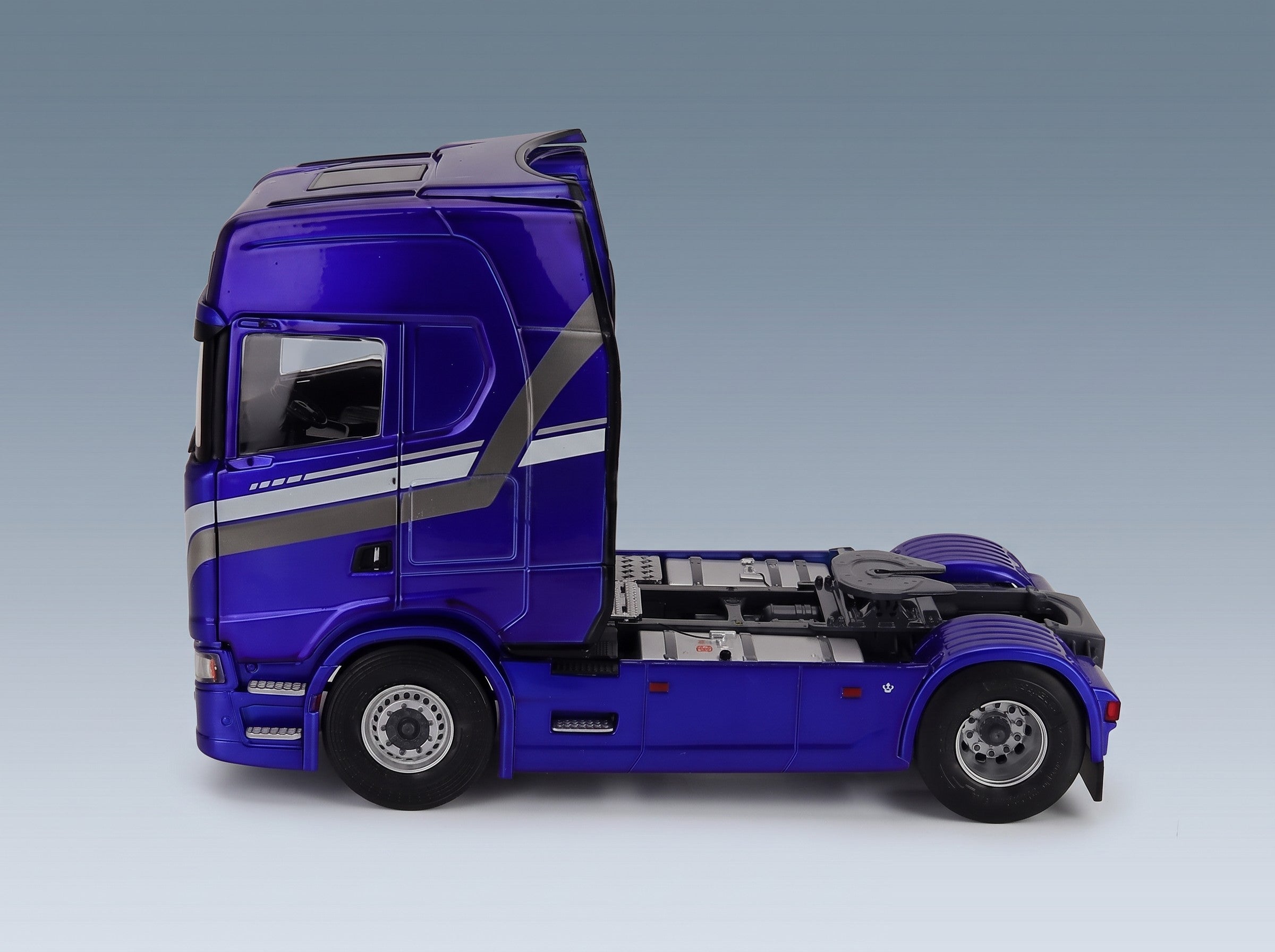 Scania S580 Highline Tractor Truck 2-Axle 2023 Blue Solido 1:24 scale model - side view