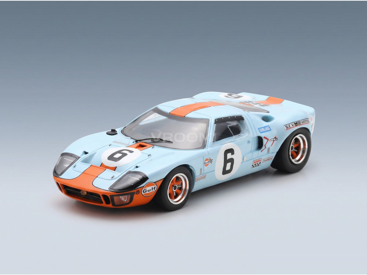 Ford GT40 4.9L V8 JW Automotive Engineering No. 6 Jacky Ickx Jackie Oliver Winner 24h Le Mans 1969 Spark Model 1:43 scale model - front three-quarter view