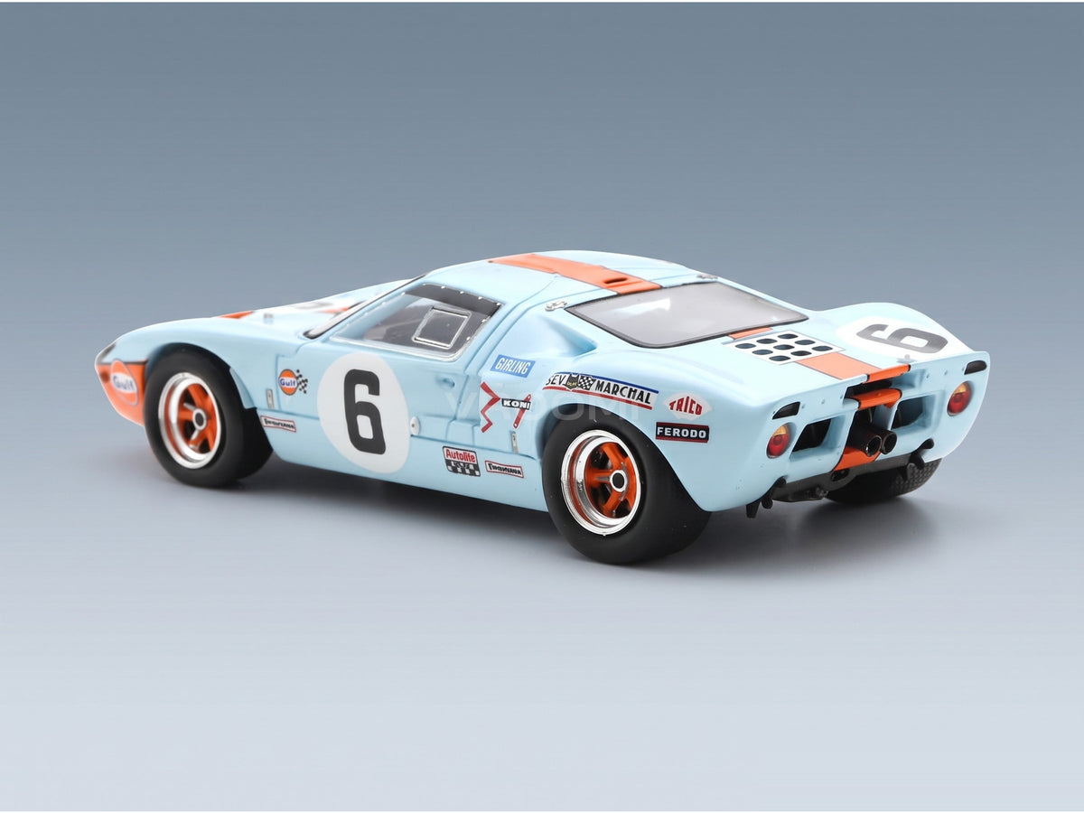 Ford GT40 4.9L V8 JW Automotive Engineering No. 6 Jacky Ickx Jackie Oliver Winner 24h Le Mans 1969 Spark Model 1:43 scale model - rear three-quarter view