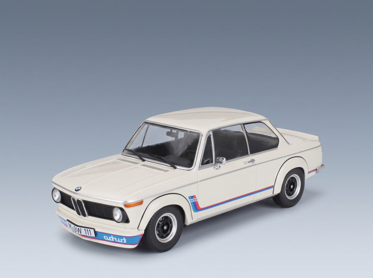 BMW 2002 Turbo 1974 White Minichamps 1:18 scale model - front three-quarter view