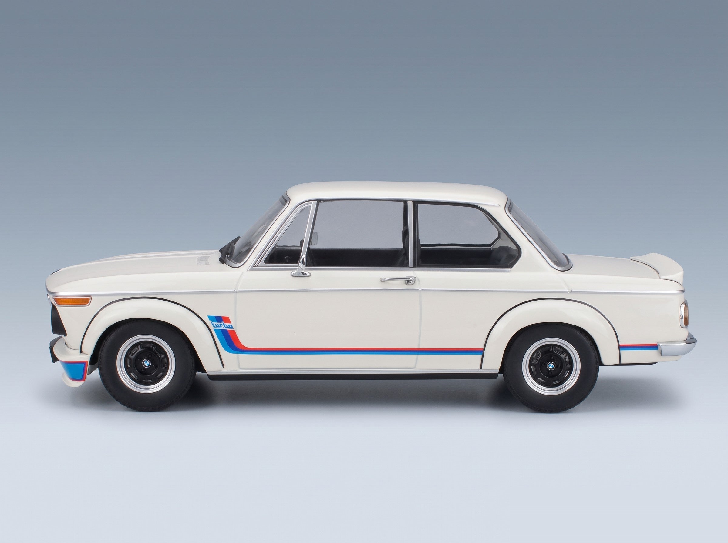 BMW 2002 Turbo 1974 White Minichamps 1:18 scale model - side view