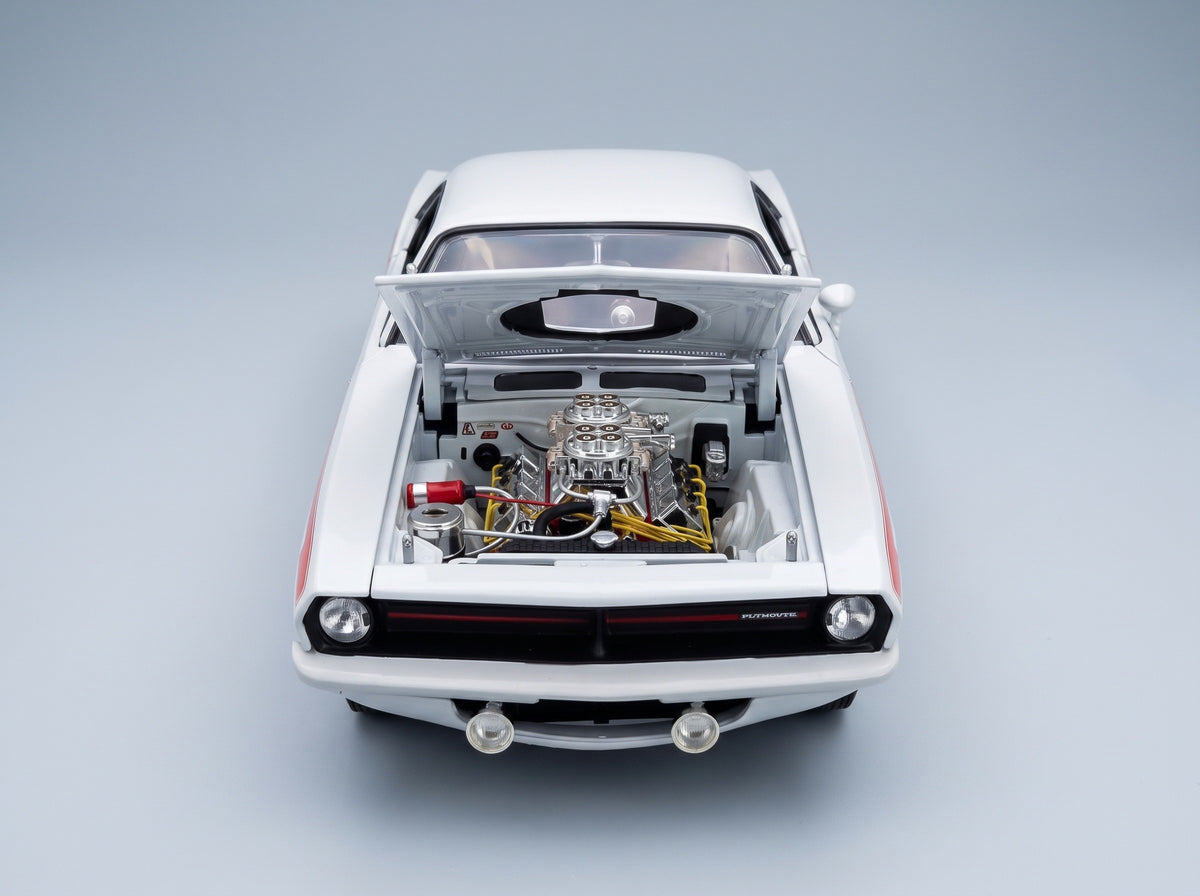 PLYMOUTH - HEMI CUDA COUPE 1970 - WHITE RED BLUE scale model - engine bay