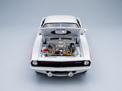 PLYMOUTH - HEMI CUDA COUPE 1970 - WHITE RED BLUE scale model - engine bay