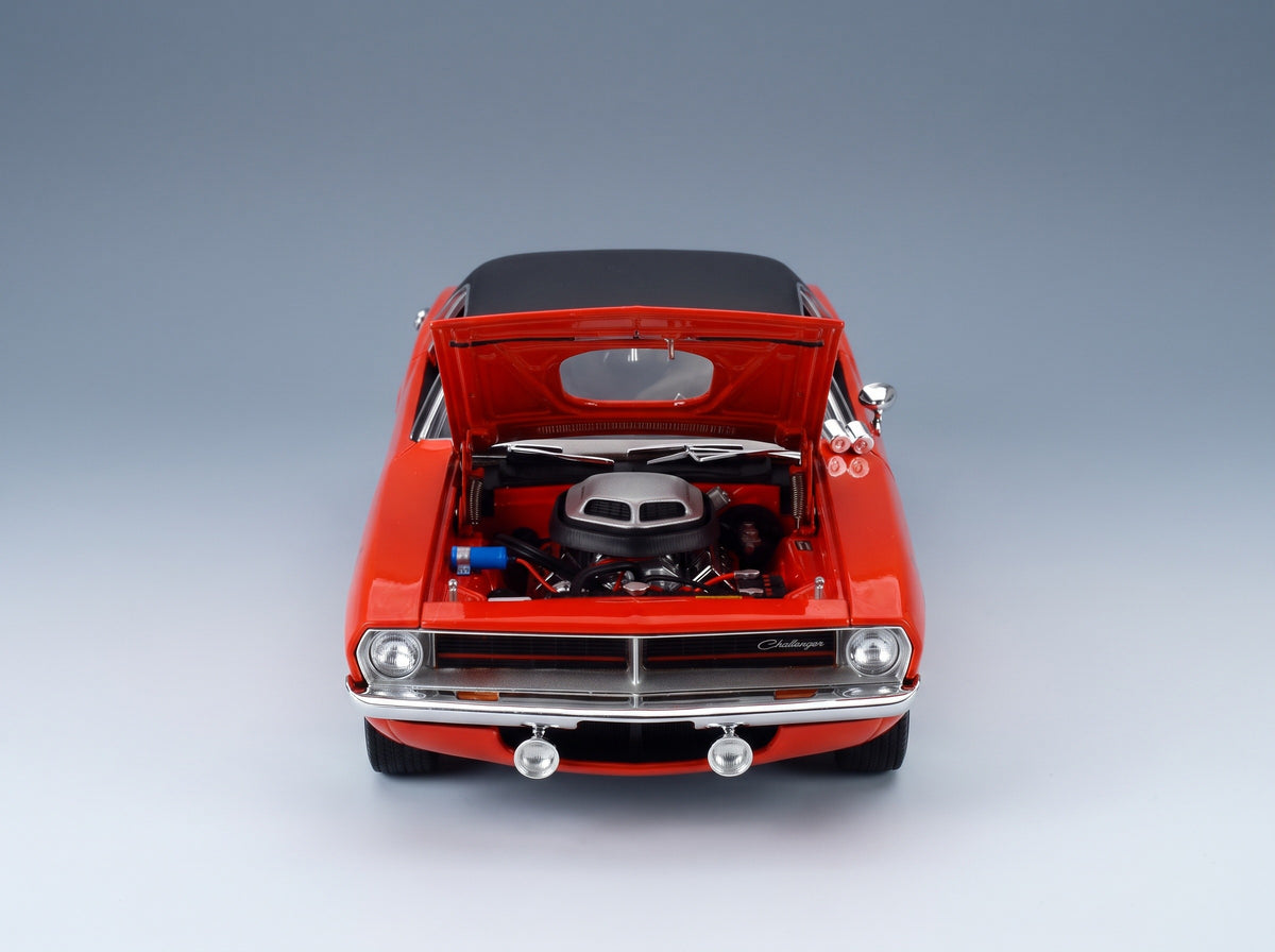 PLYMOUTH - BARRACUDA HEMI SUN KISSED CUDA 1970 - ORANGE BLACK scale model - engine bay