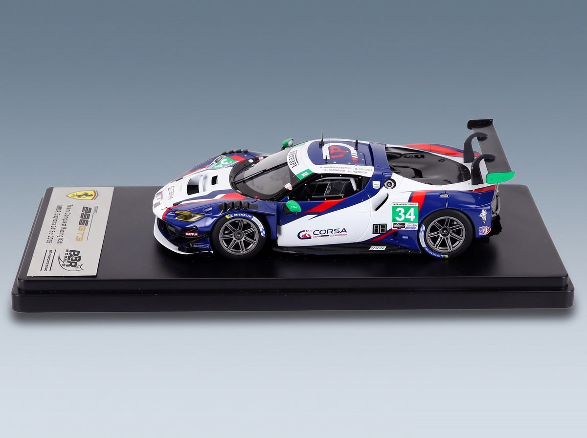 FERRARI - 296 GT3 3.0L TURVO V6 TEAM CONQUEST RACING N 34 IMSA 24h DAYTONA 2025 GIACOMO ALTOE - MANNY FRANCO - CEDRIC SBIRRAZZUOLI - DANIEL SERRA - WHITE BLUE scale model - front three-quarter view on display base