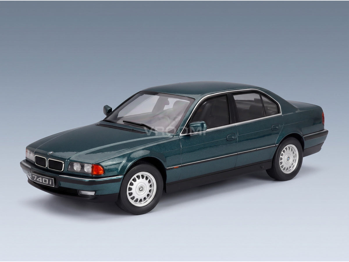 BMW 7 Series 740i (E38) 1994 Green Metallic KK Scale 1:18 scale model - front three-quarter view