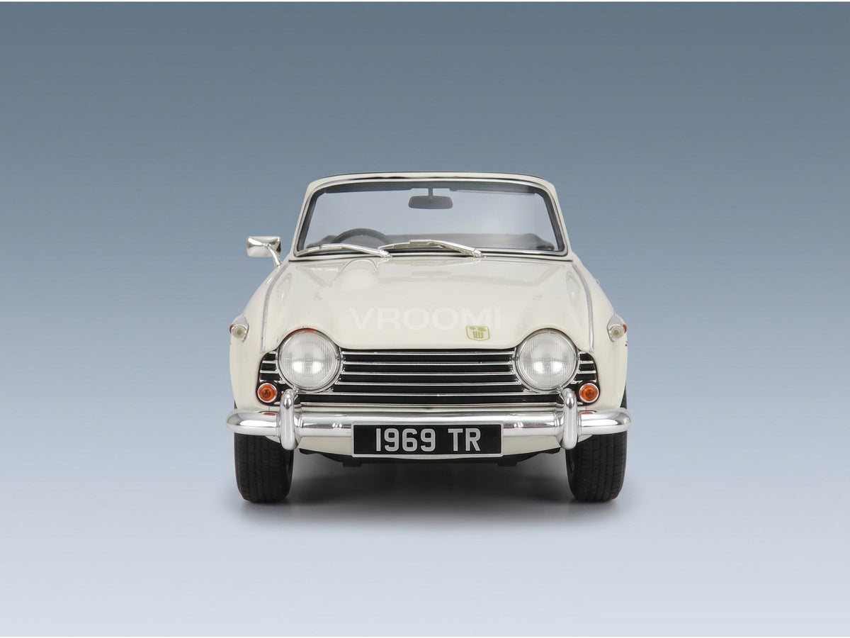 Triumph TR5 Spider 1967 White Cult Scale Models 1:18 scale model - front view