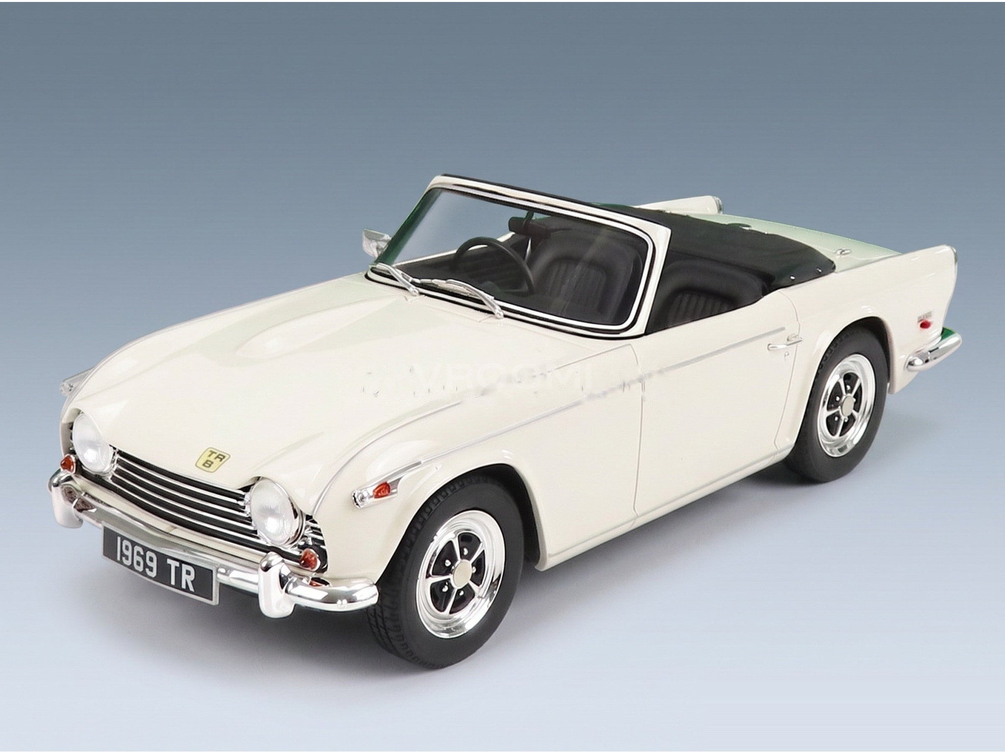 Triumph TR5 Spider 1967 White Cult Scale Models 1:18 scale model - front three-quarter view