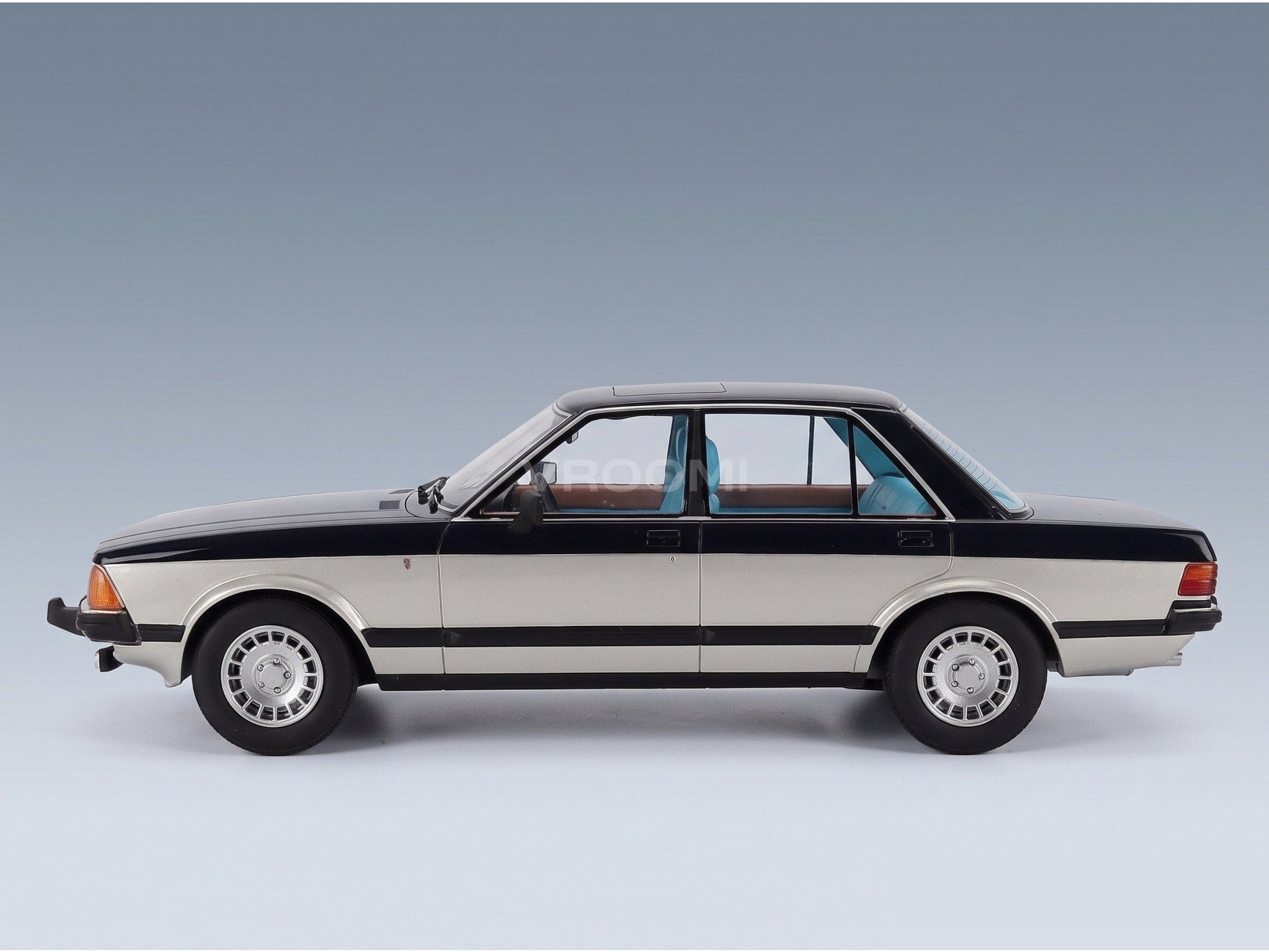 Ford Granada 2.8 Ghia Saloon 1978 Blue Silver Cult Scale Models 1:18 scale model - side view
