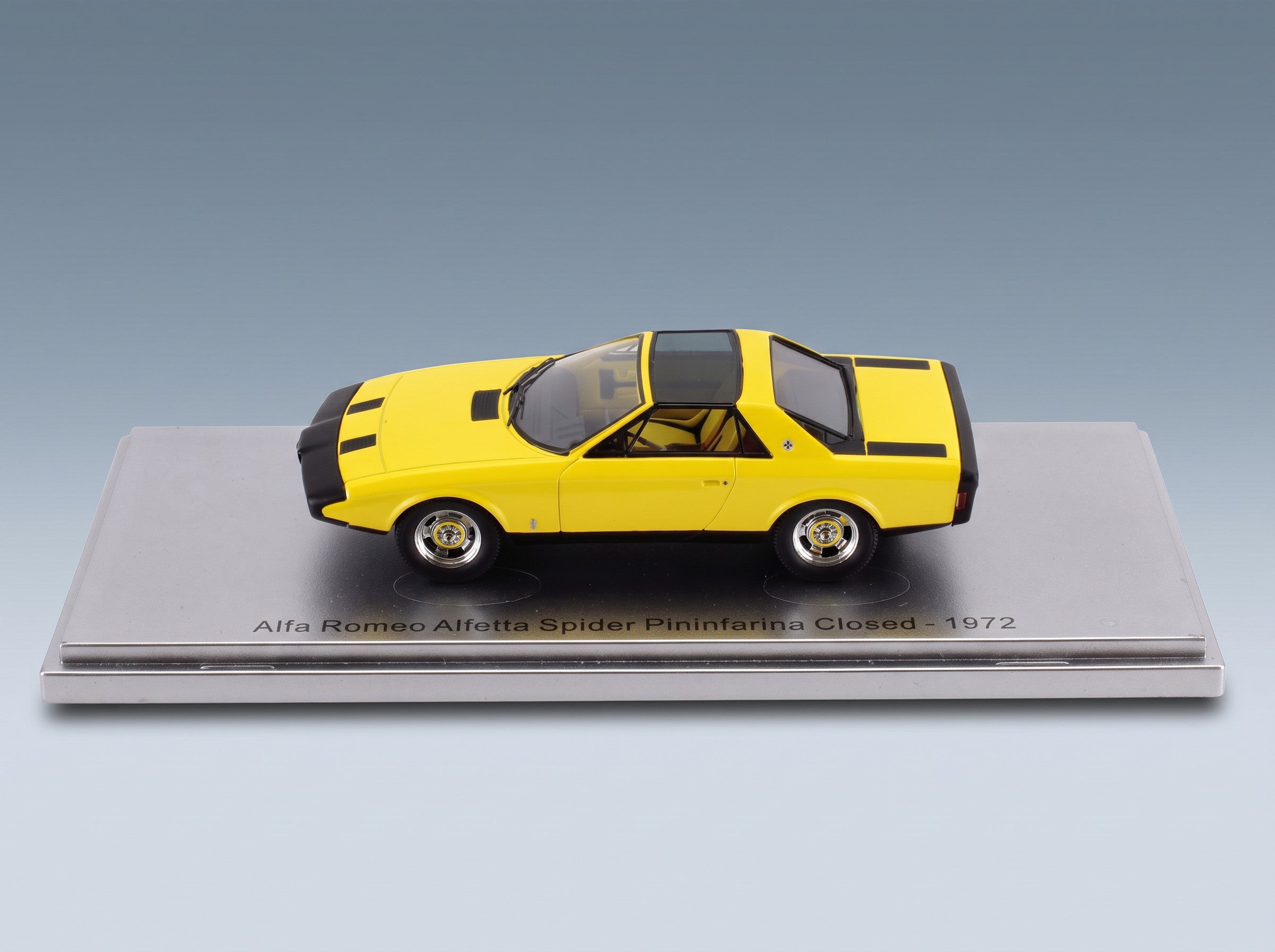 Alfa Romeo Alfetta Spider Pininfarina Closed 1972 Yellow Kess Model 1:43 scale model - side view