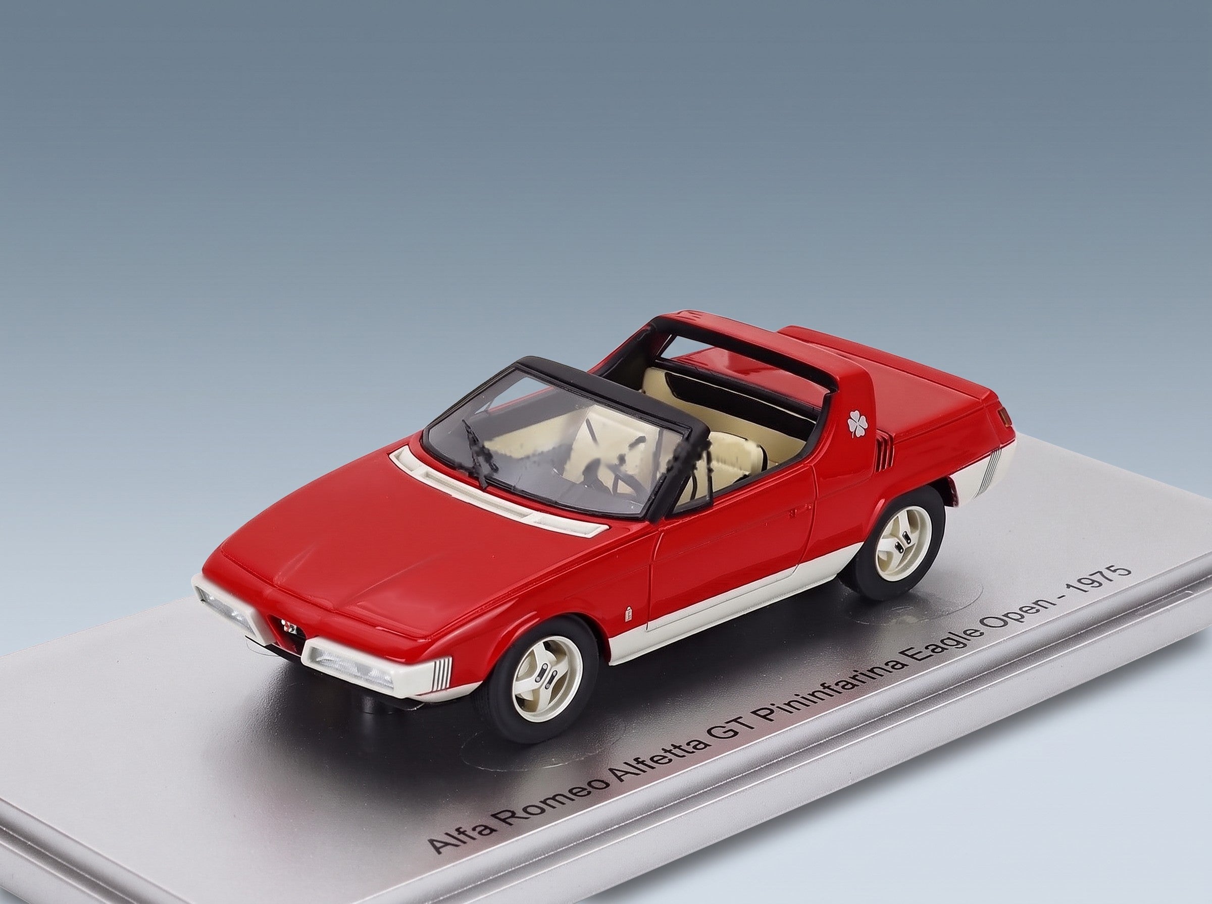 Alfa Romeo Alfetta GT Pininfarina Eagle Cabriolet Open 1975 Red White Kess Model 1:43 scale model - front three-quarter view
