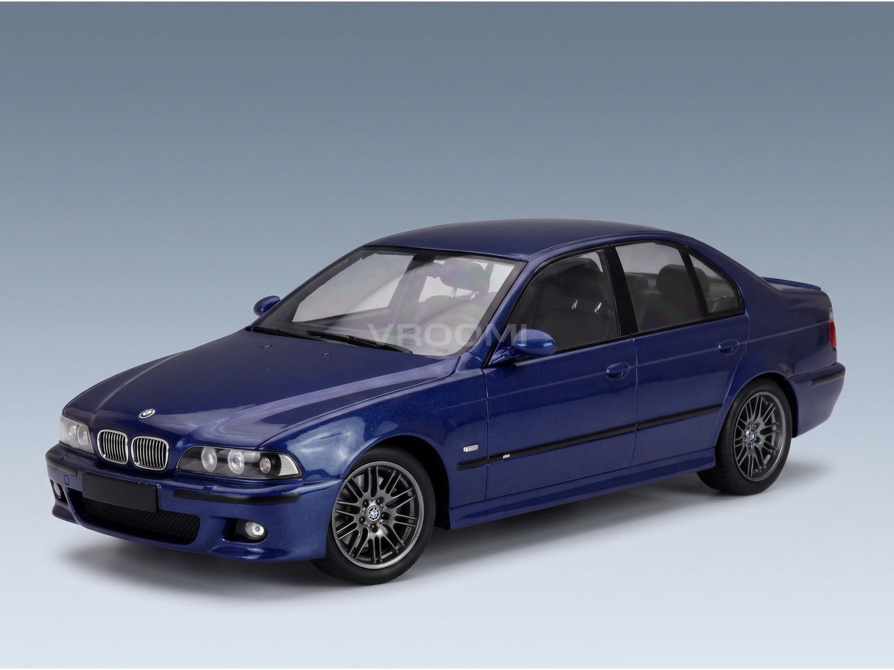 BMW M5 E39 1998 Avus Blue Metallic KK Scale 1:18 - front three-quarter view