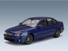 BMW M5 E39 1998 Avus Blue Metallic KK Scale 1:18 - front three-quarter view