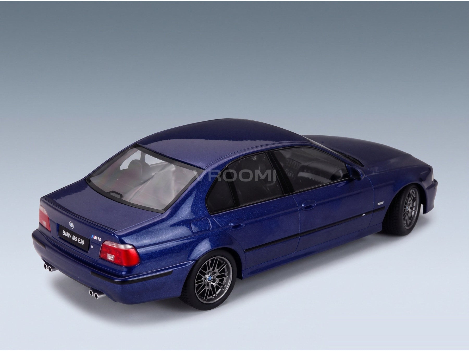 BMW M5 E39 1998 Avus Blue Metallic KK Scale 1:18 - rear three-quarter view