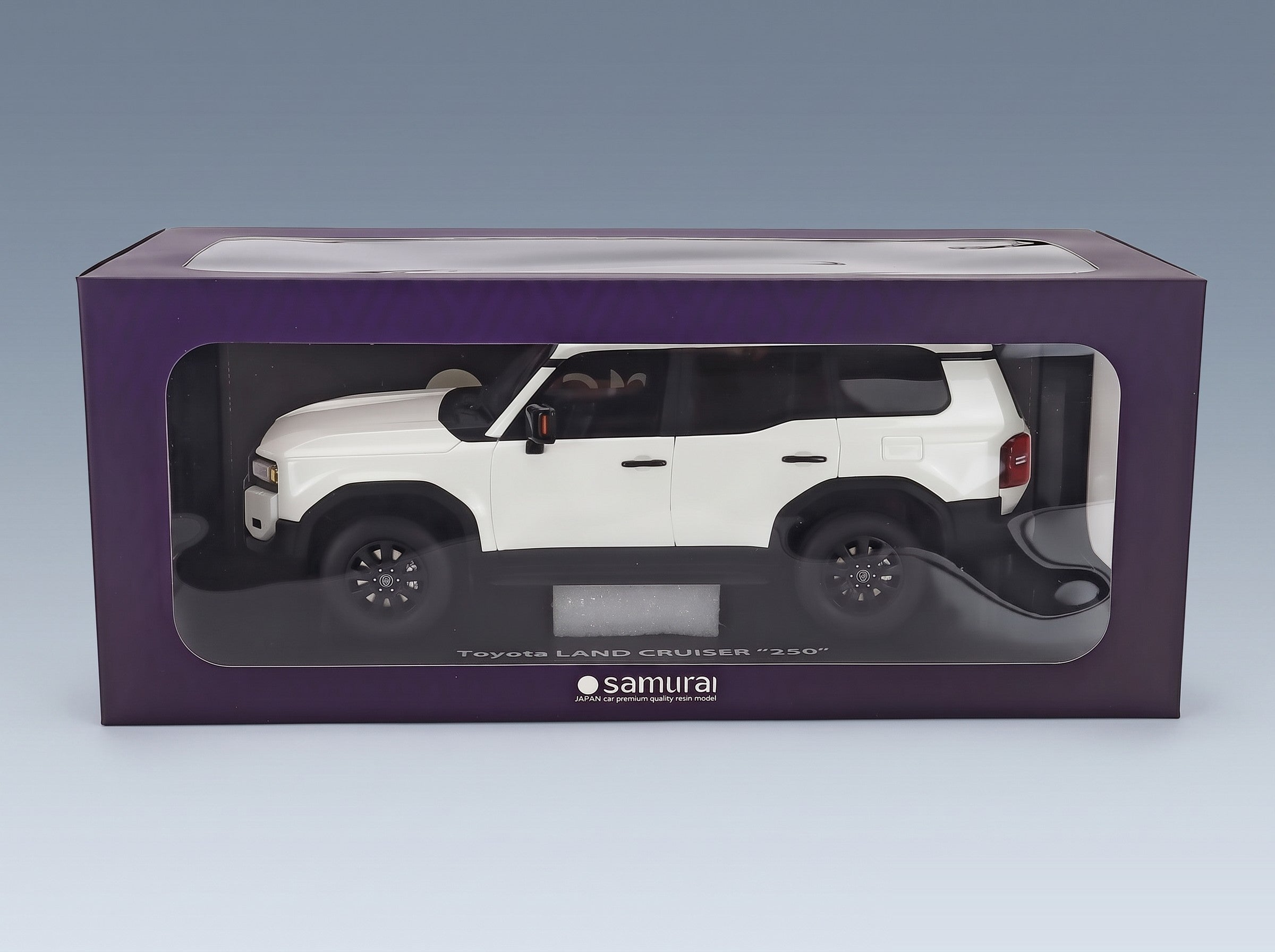 Toyota Land Cruiser 250 2024 White Kyosho 1:18 - original packaging