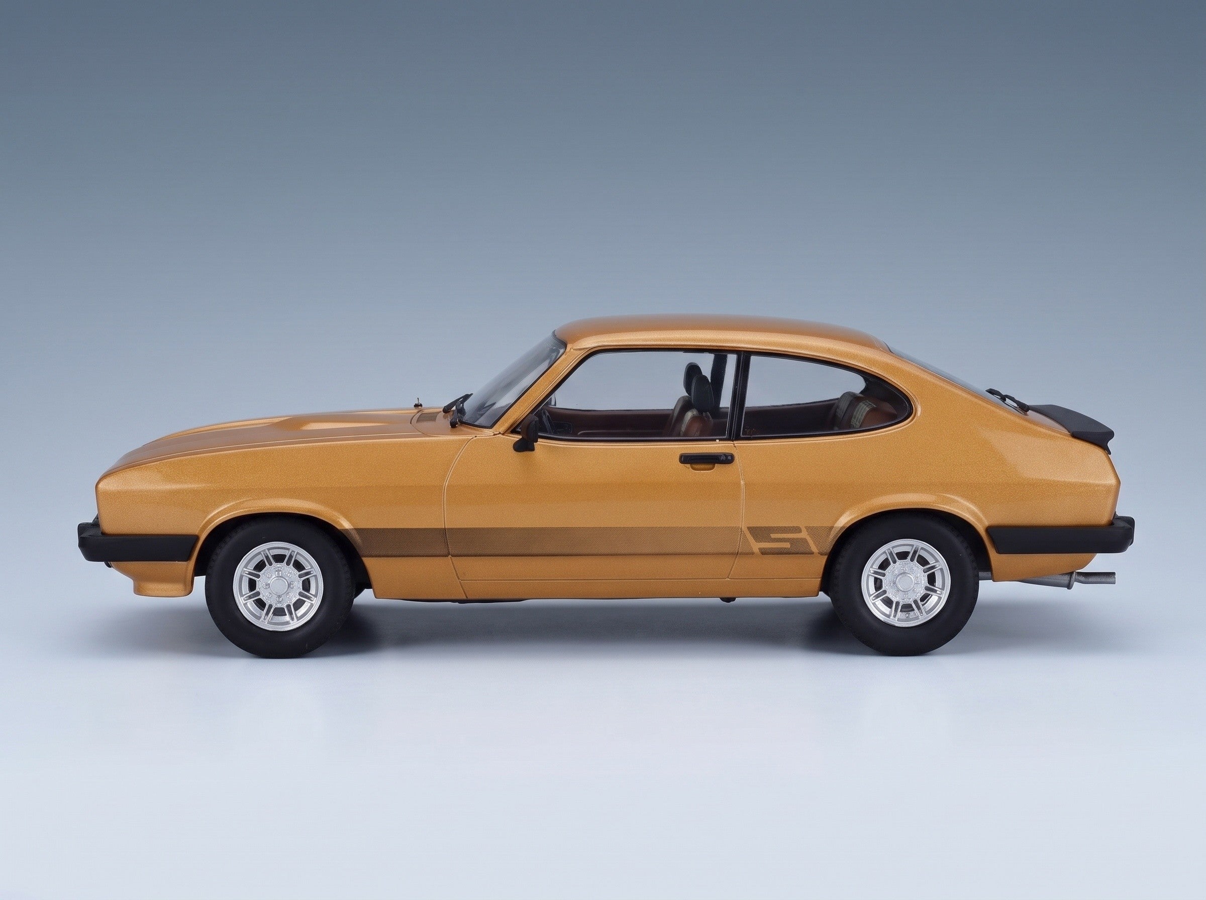 Ford Capri MkIII Coupé 1978 Gold MCG 1:18 scale model - side view