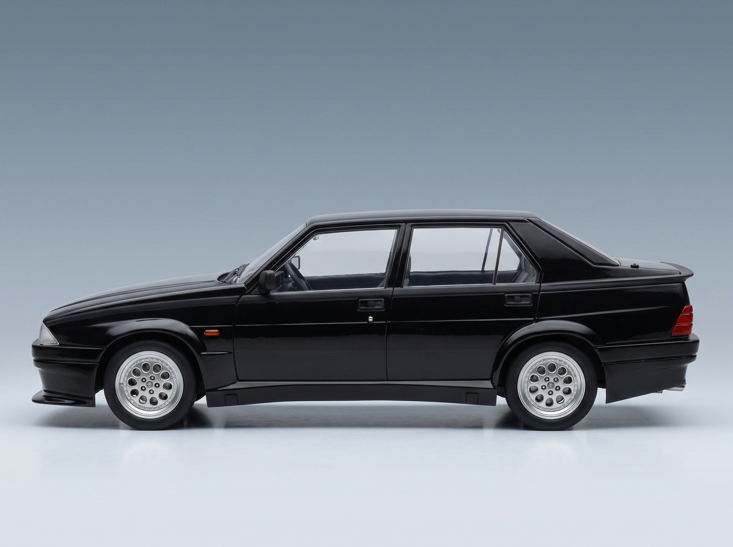 Alfa Romeo 75 Turbo Evoluzione 1987 Black MCG 1:18 scale model - side view