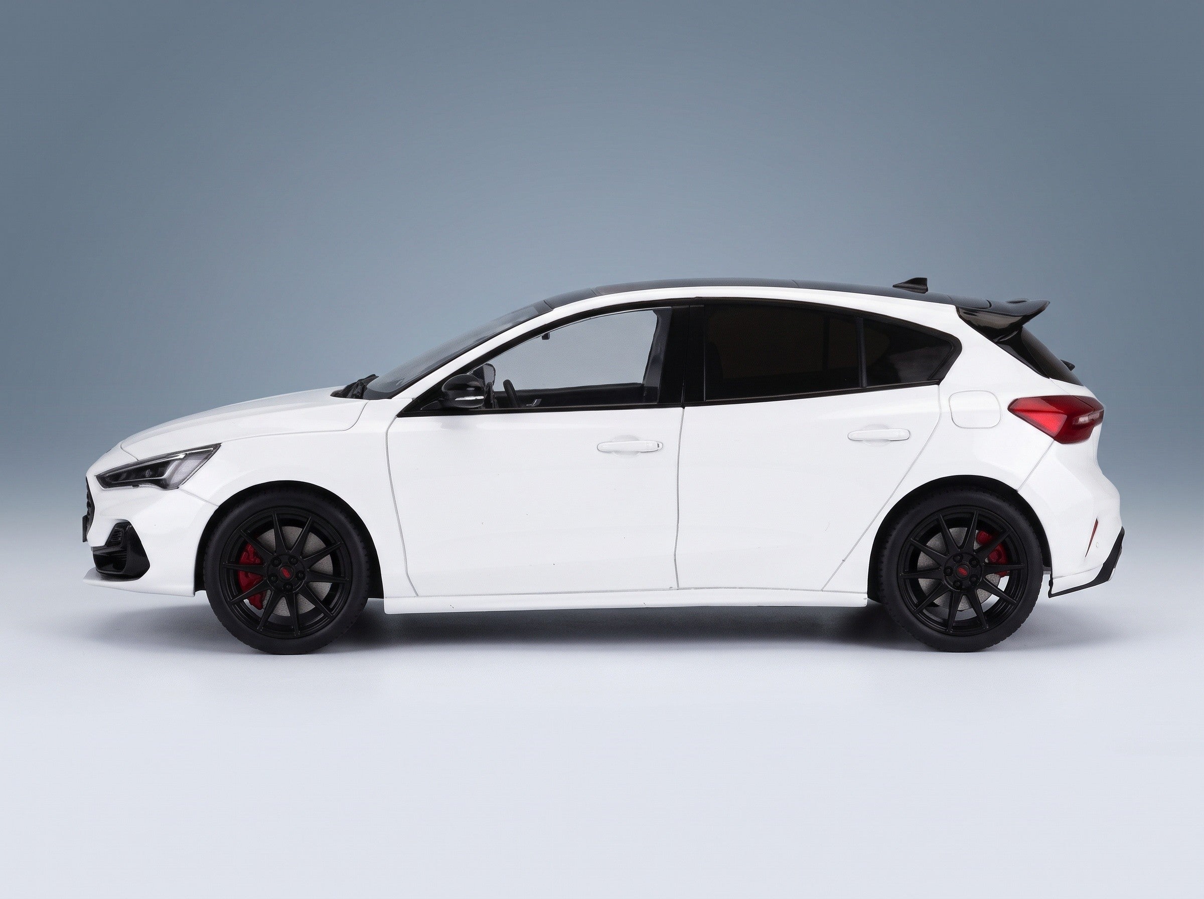 Ford Focus ST 2022 White MCG 1:18 scale model - side view