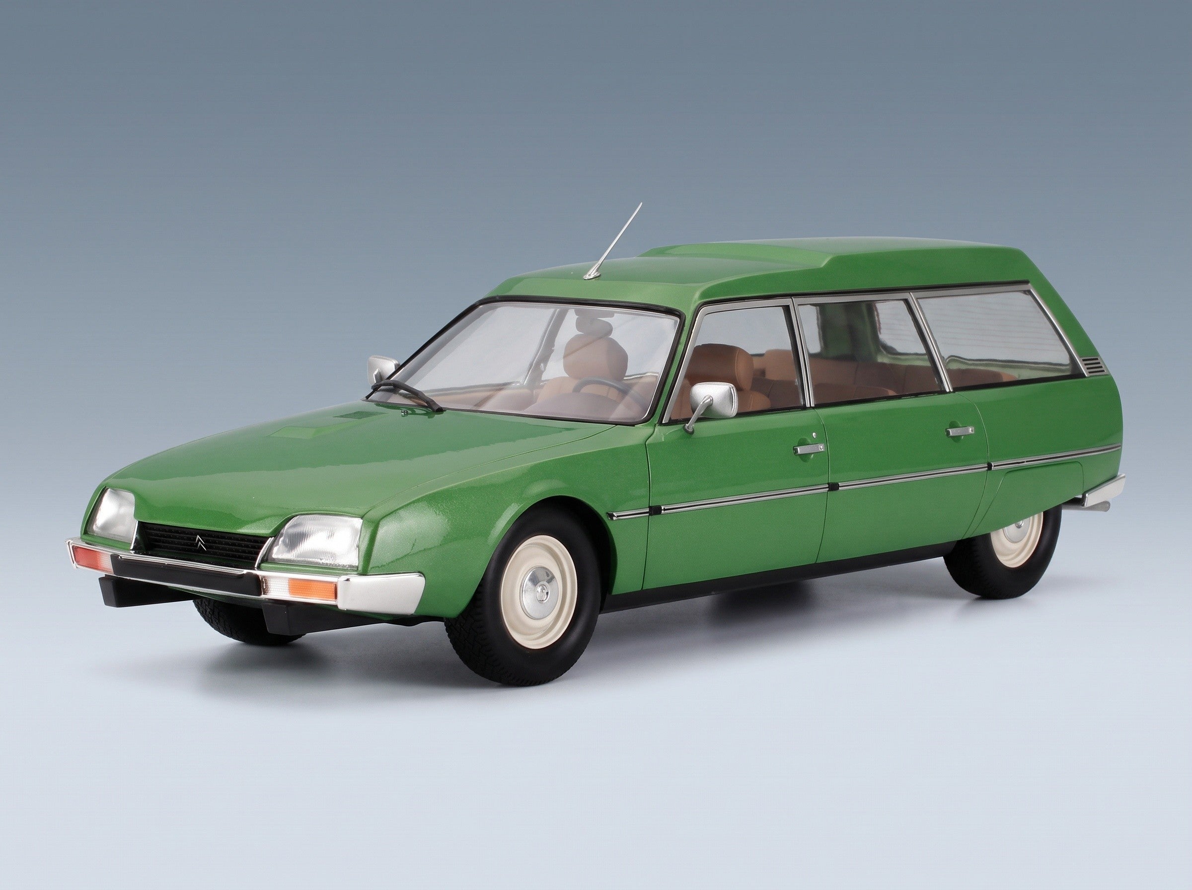Citroën CX Break Station Wagon 1977 Dark Green MCG 1:18 scale model - front three-quarter view