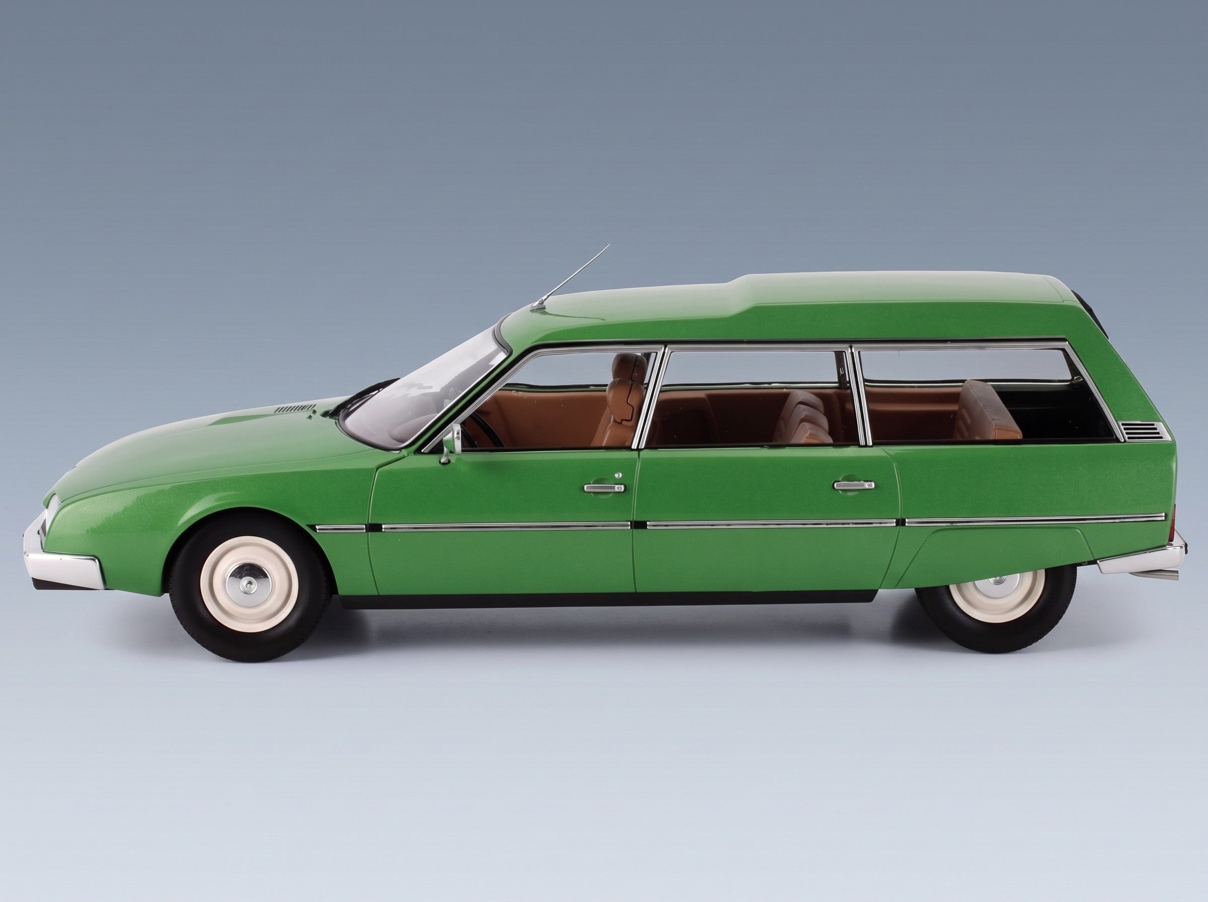 Citroën CX Break Station Wagon 1977 Dark Green MCG 1:18 scale model - side view