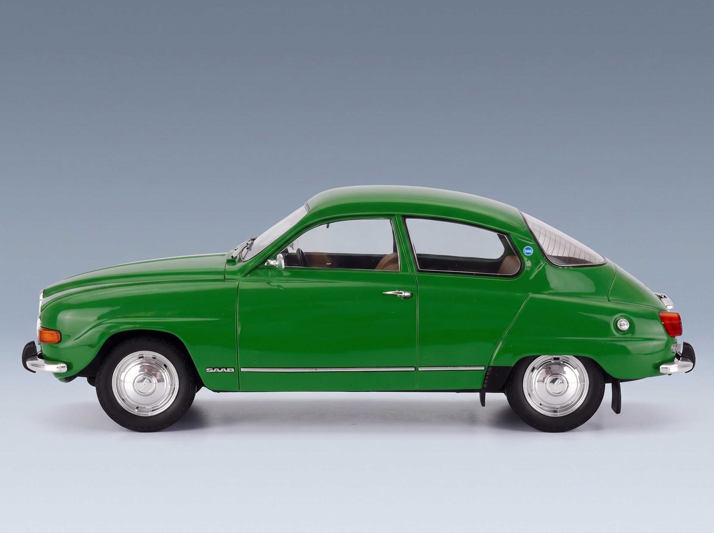 Saab 96 V4 1970 Dark Green MCG 1:18 scale model - side view