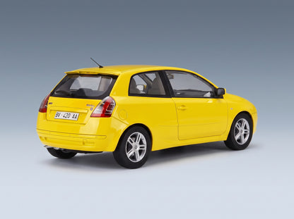 Fiat Stilo Abarth 2.4 20V 2001 Giallo Imola 507 Mitica 1:18 scale model - rear three-quarter view