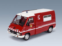 Renault Master T30D Van Véhicule de Secours d'Urgence Marseille Marine Sapeurs Pompiers 1980 Red White Otto-Mobile 1:18 scale model - front three-quarter view
