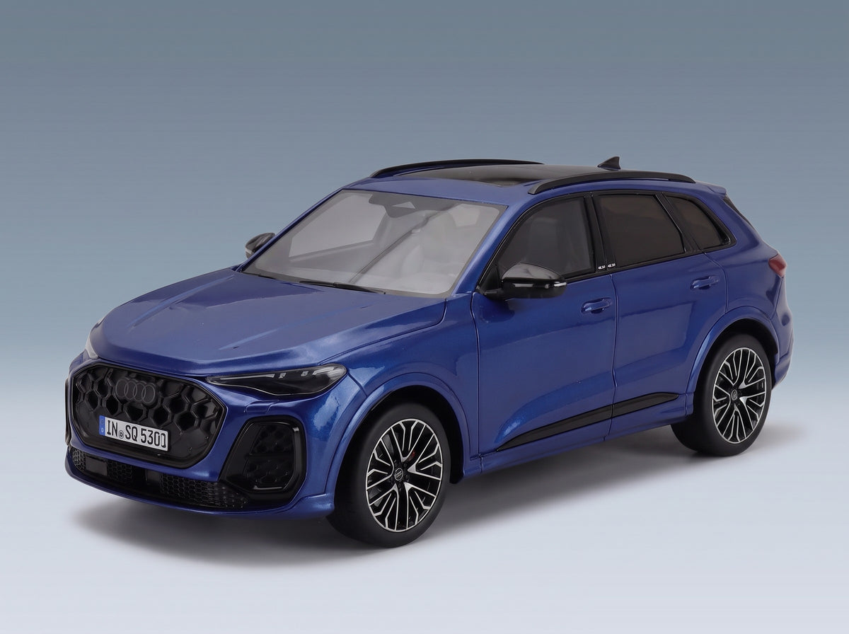 Audi SQ5 TFSI 2024 Blue Otto-Mobile 1:18 scale model - front three-quarter view