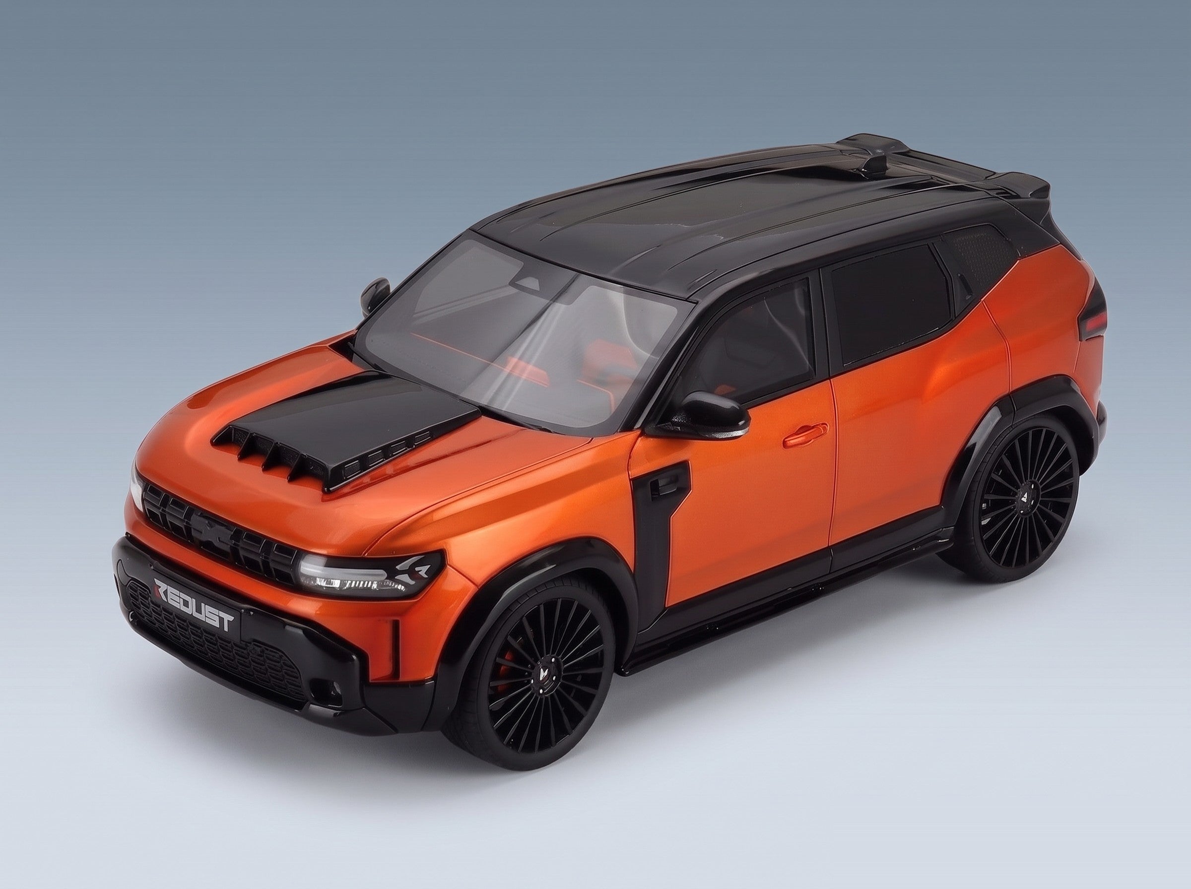 Dacia Duster Redust Sport 4x2 Hybrid 2025 Orange Otto-Mobile 1:18 scale model - front three-quarter view