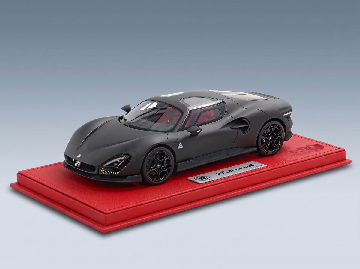 ALFA ROMEO - 33 STRADALE 2025 - CON VETRINA - WITH SHOWCASE - MATT CARBON scale model - front three-quarter view on display base