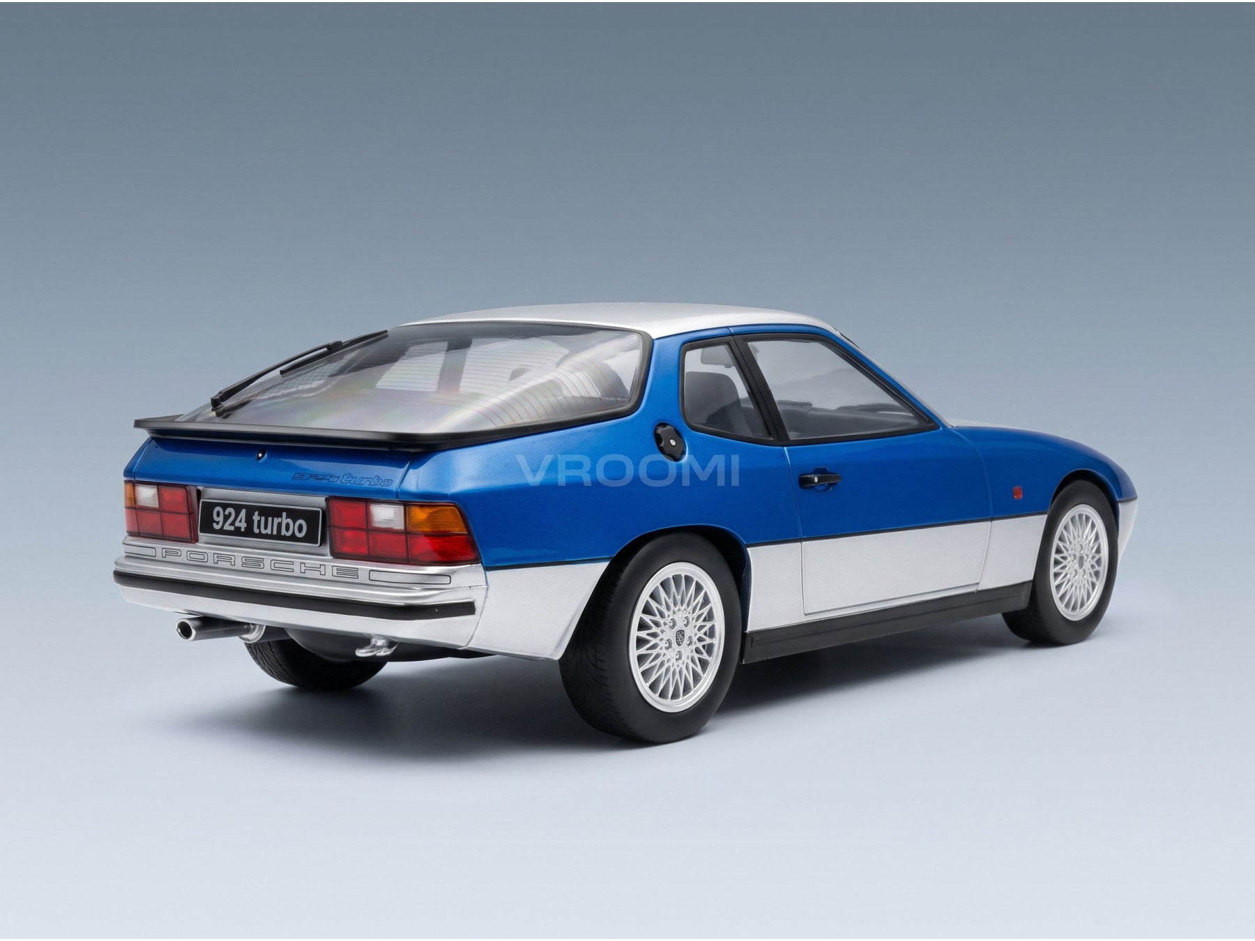 Porsche 924 Turbo Coupé 1986 Silver Blue Metallic KK Scale 1:18 scale model - rear three-quarter view