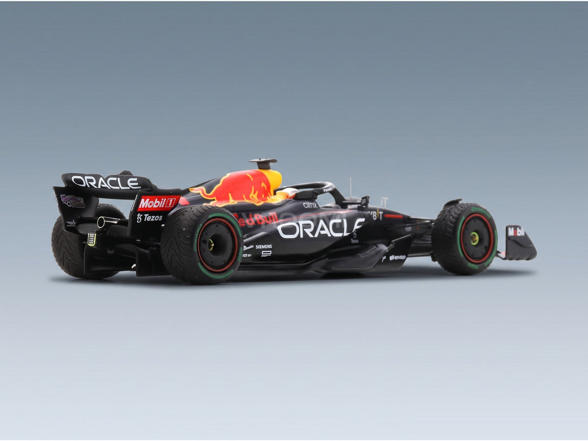 Red Bull RB18 Oracle Red Bull Racing No. 1 Max Verstappen Winner Japan GP World Champion with Pit Board 2022 Spark Model 1:43 scale model - rear three-quarter view
