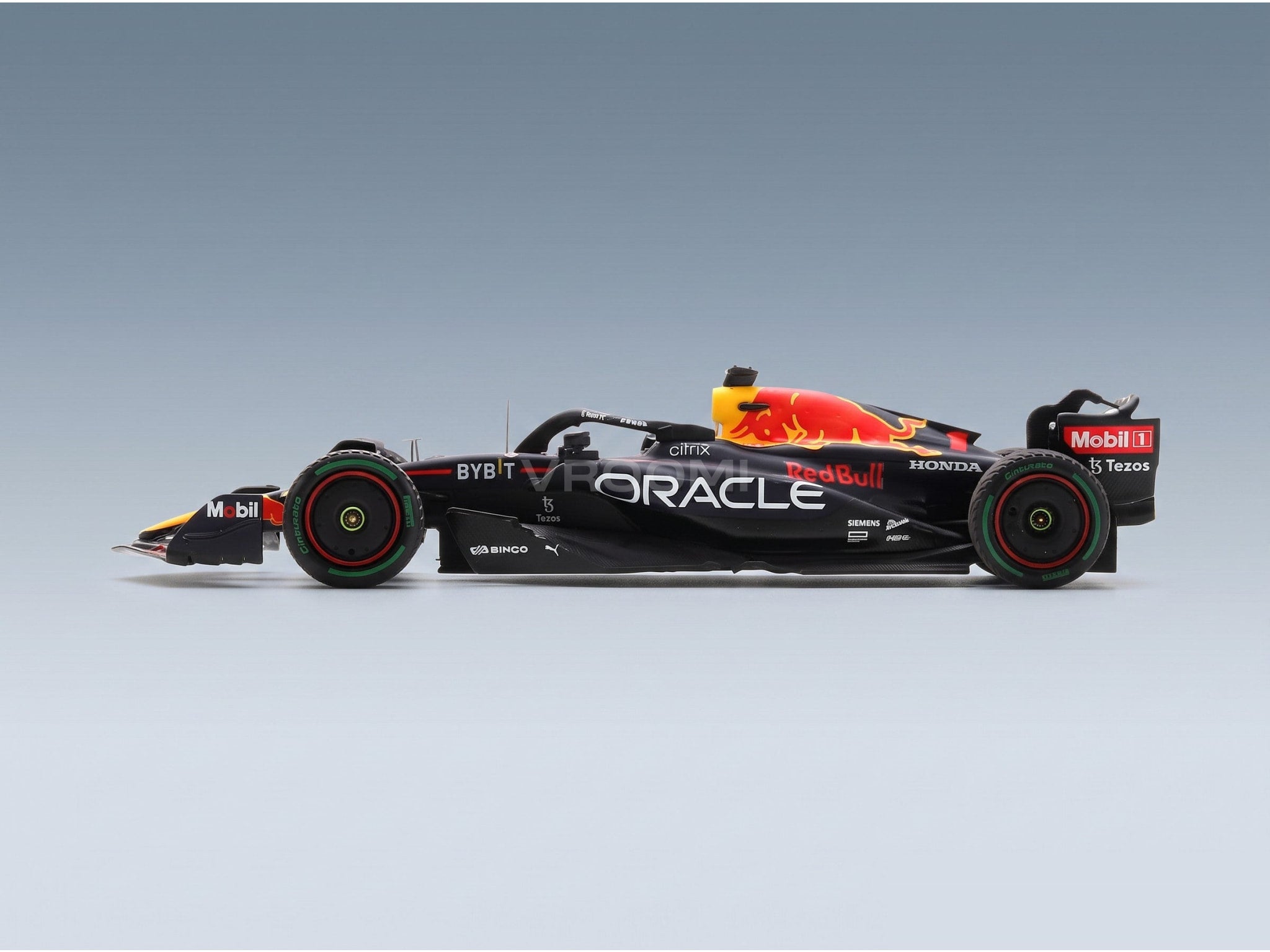 Red Bull RB18 Oracle Red Bull Racing No. 1 Max Verstappen Winner Japan GP World Champion with Pit Board 2022 Spark Model 1:43 scale model - side view