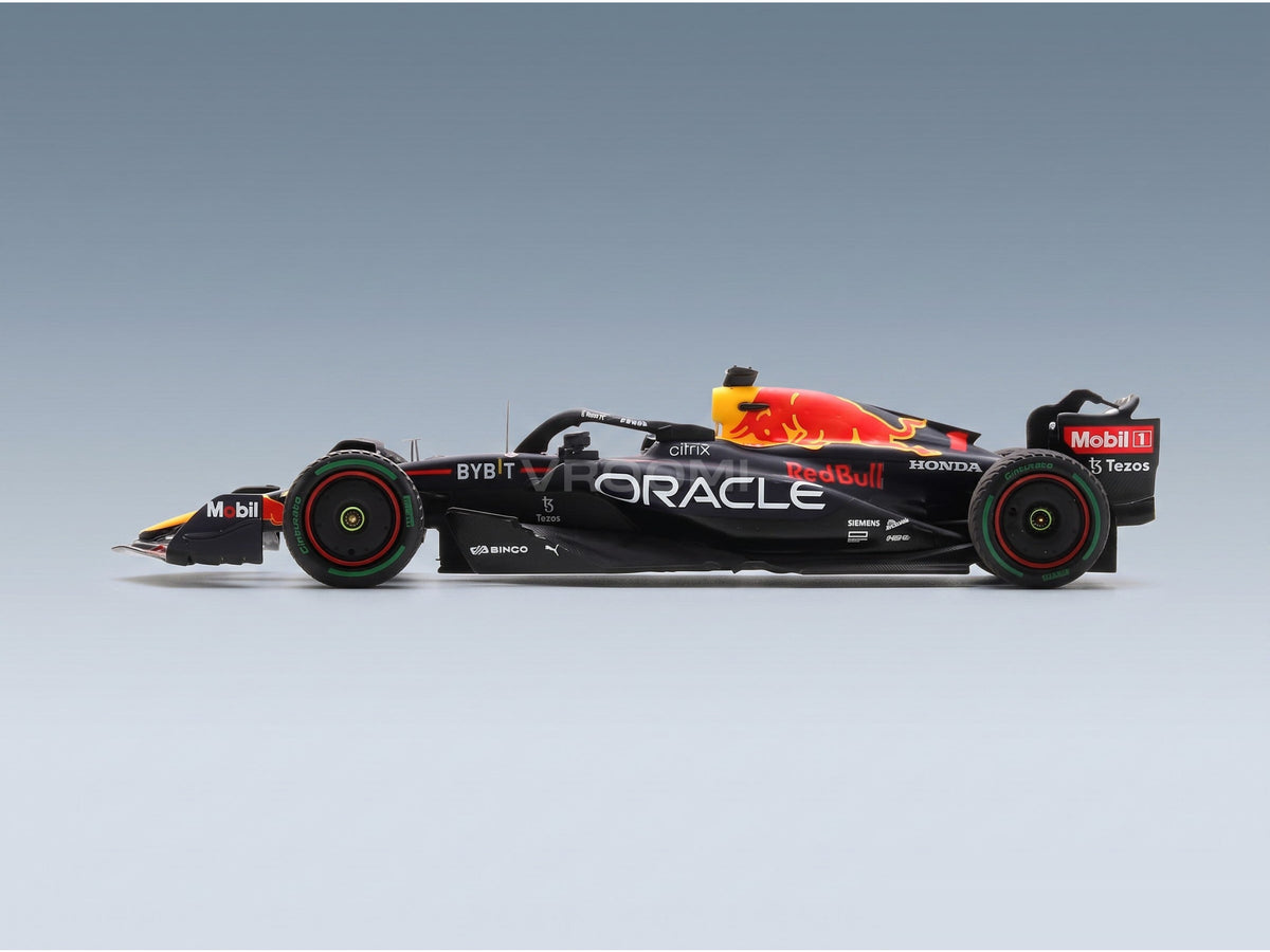 Red Bull RB18 Oracle Red Bull Racing No. 1 Max Verstappen Winner Japan GP World Champion with Pit Board 2022 Spark Model 1:43 scale model - side view