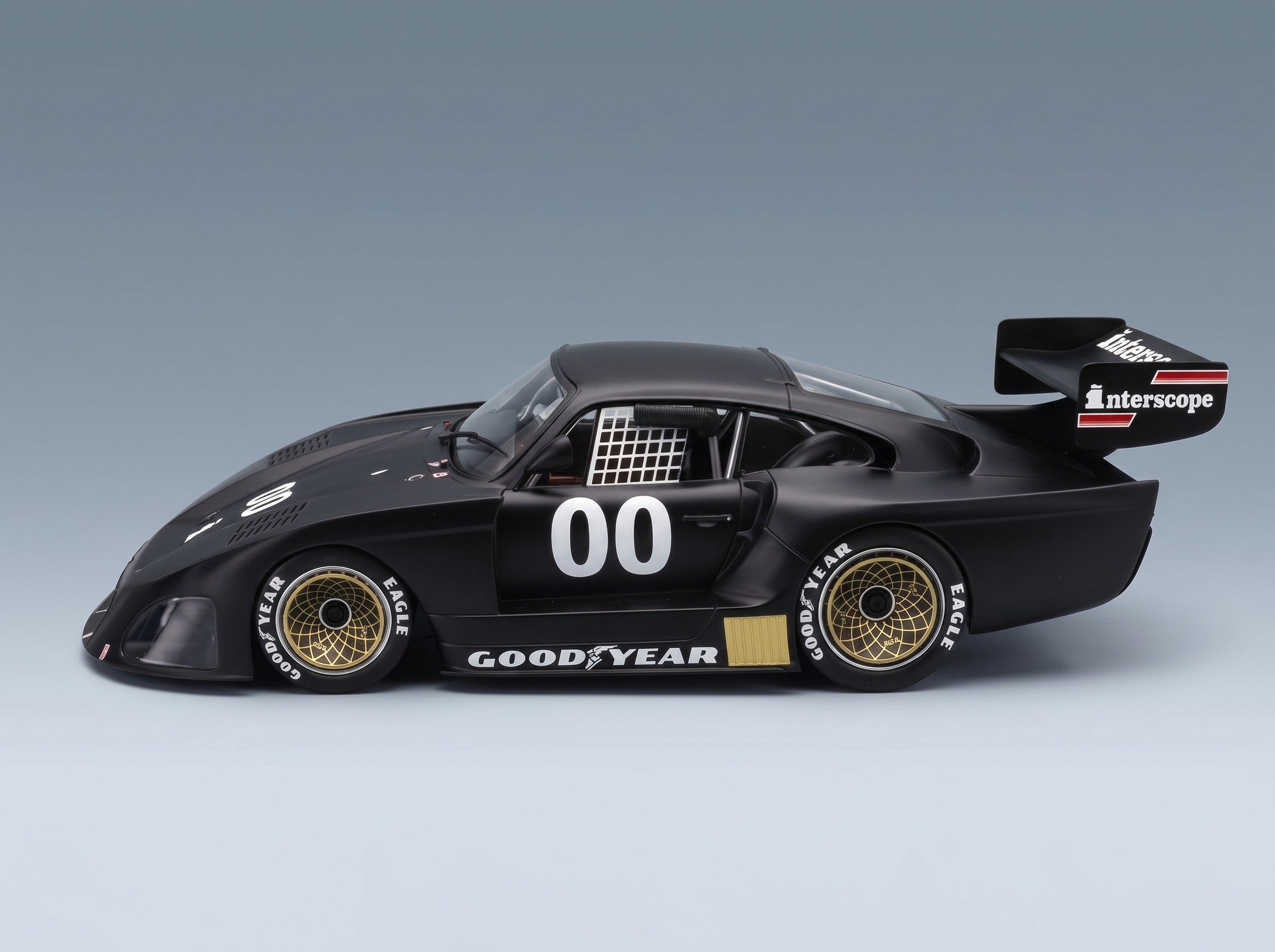 Porsche 935 K4 Turbo Interscope Racing No. 00 D. Ongais IMSA 1981 Werk83 1:18 scale model - side view