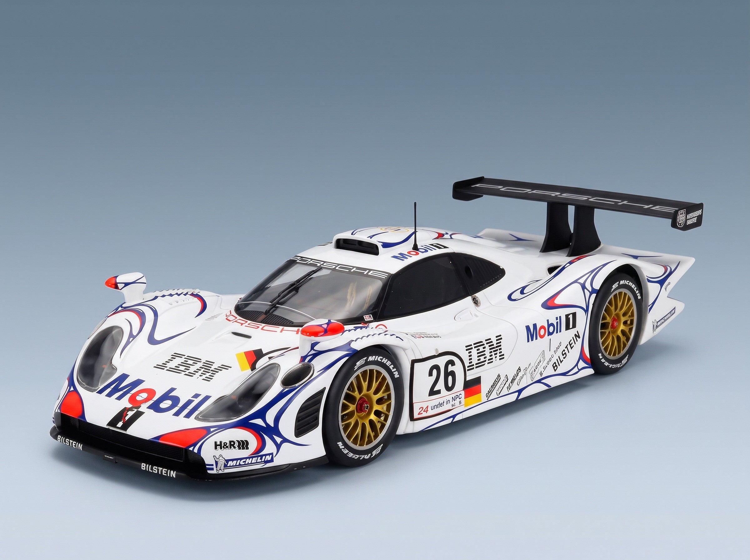 Porsche 911 GT1-98 3.2L Turbo Porsche AG Mobil-1 No. 26 Allan McNish Laurent Aiello Stéphane Ortelli Winner 24h Le Mans 1998 Werk83 1:18 scale model - front three-quarter view