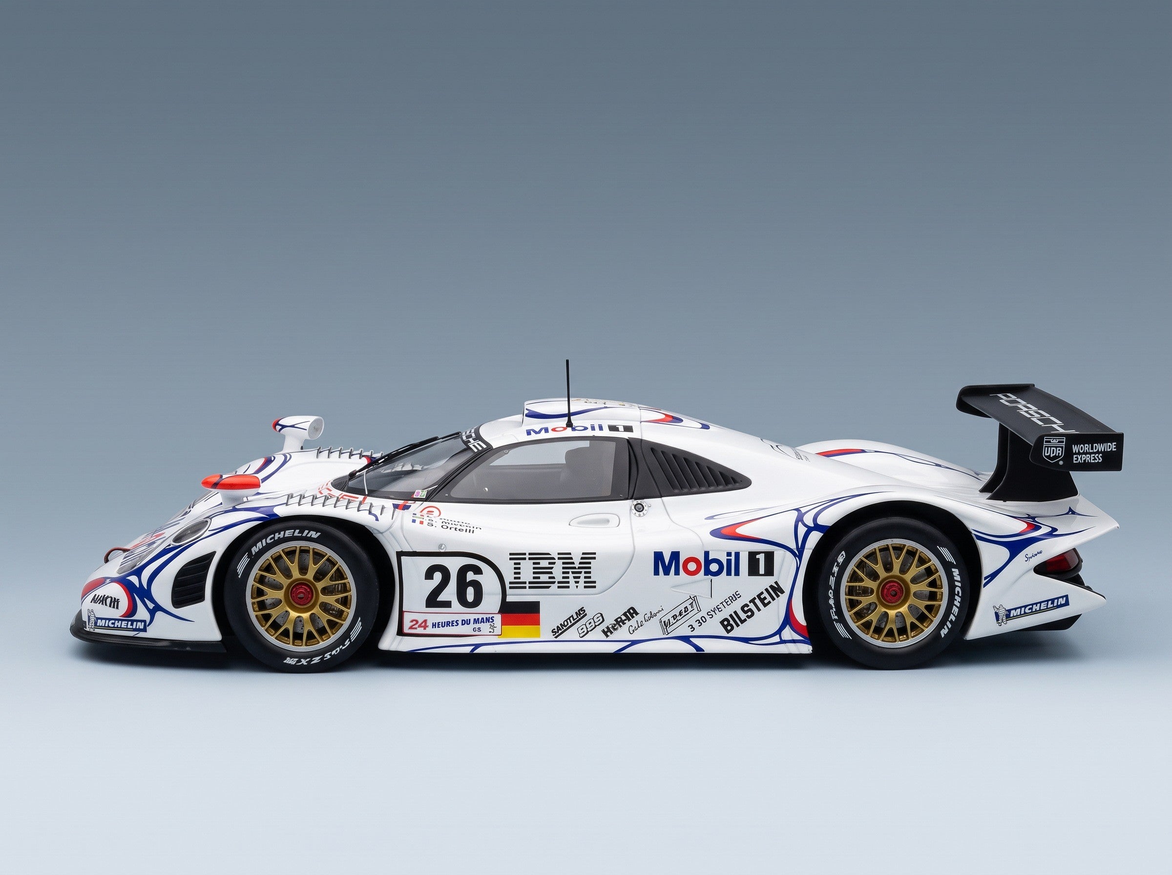 Porsche 911 GT1-98 3.2L Turbo Porsche AG Mobil-1 No. 26 Allan McNish Laurent Aiello Stéphane Ortelli Winner 24h Le Mans 1998 Werk83 1:18 scale model - side view