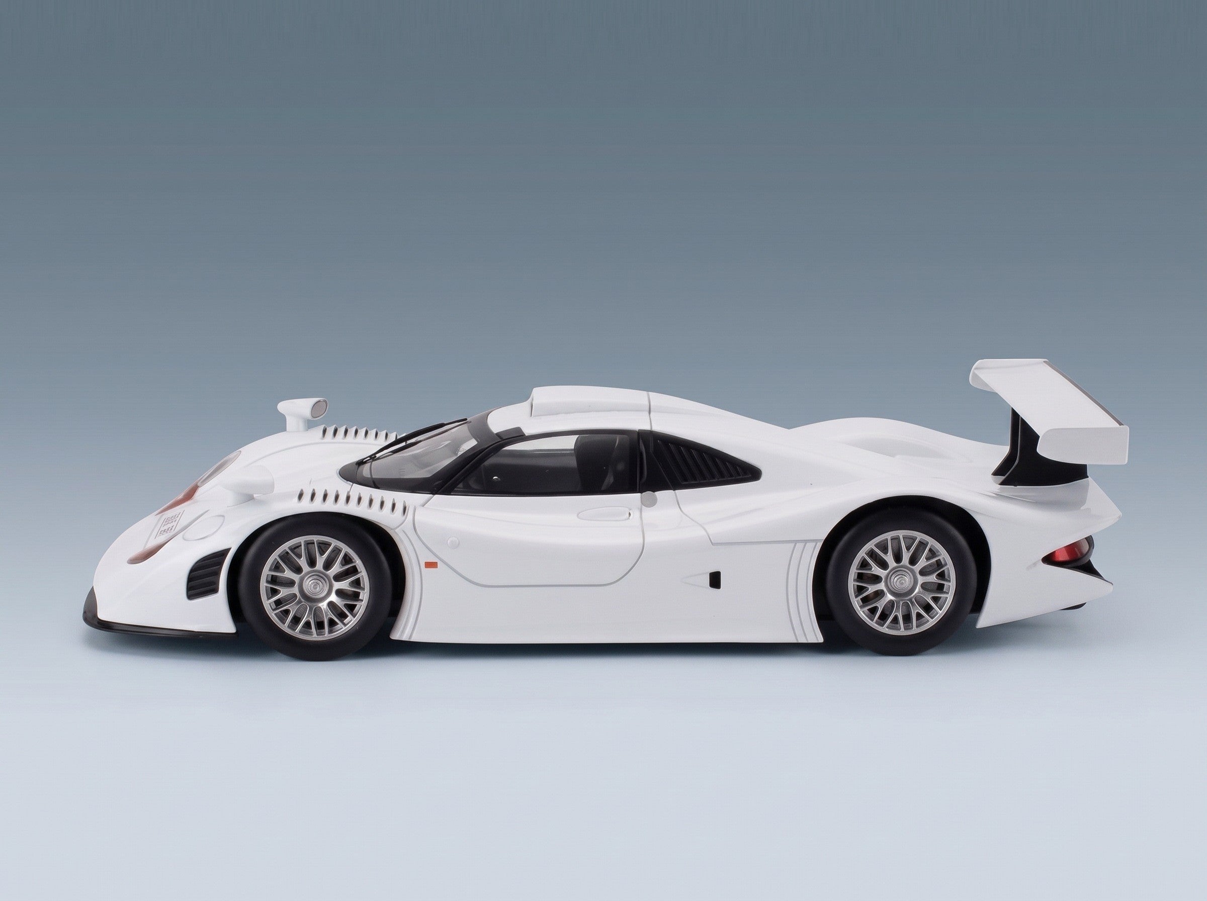 Porsche 911 GT1-98 Street Version 1998 Werk83 1:18 scale model - side view