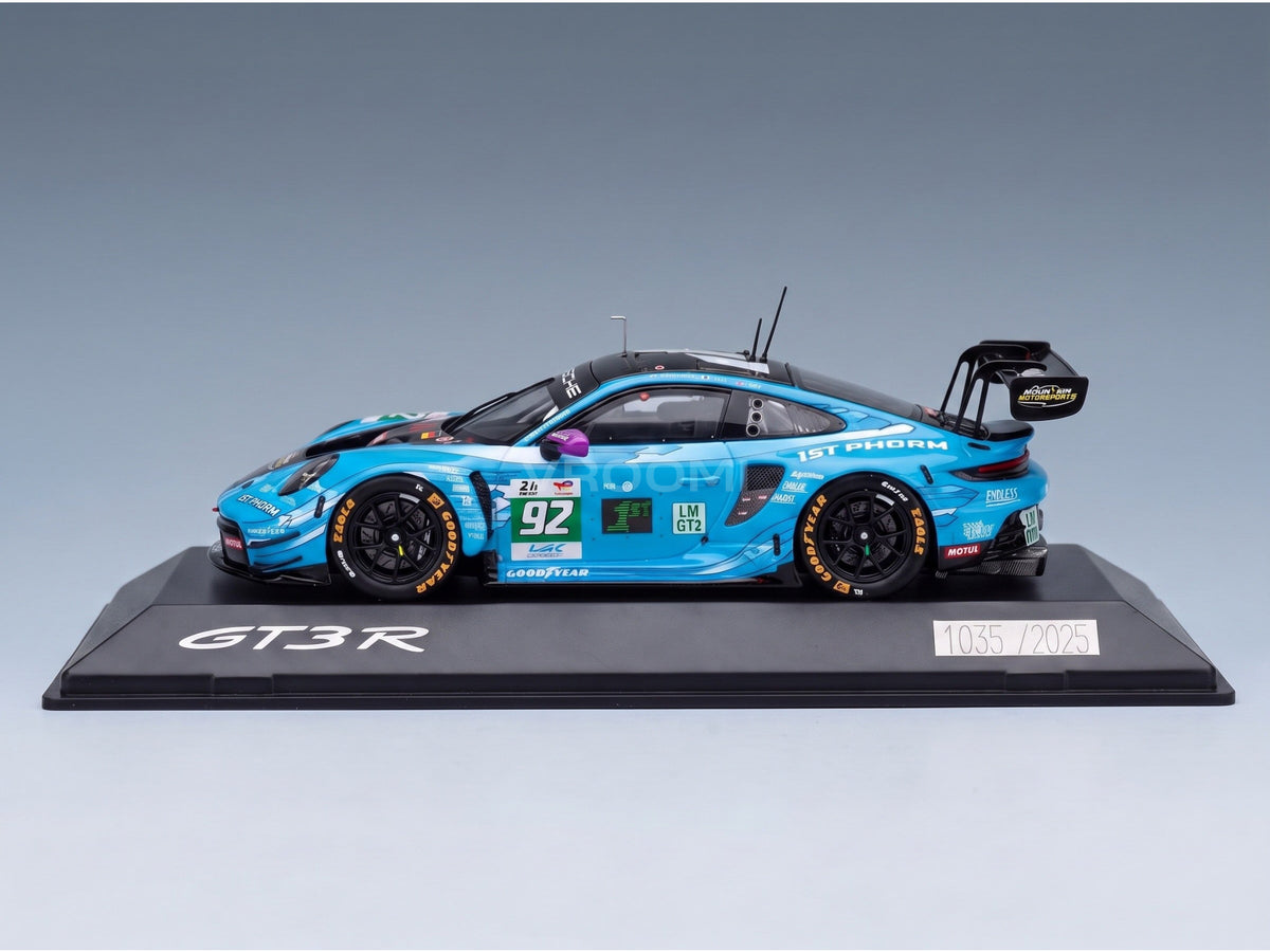 PORSCHE - 911 992 GT3 R 4.2L TEAM MANTHEY 1st PHORM N 92 WINNER LMGT3 CLASS 24h LE MANS 2025 RICCARDO PERA - RICHARD LIETZ - RYAN HARDWICK - BLUE BLACK scale model - side view on display base
