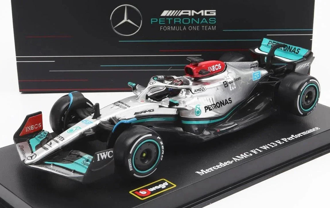Coche de carreras Mercedes-AMG F1 W13 E Performance Formula One con la marca Petronas, disponible en Vroomi.