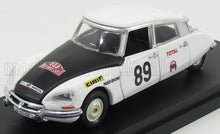 Modelo 89 de coche de carreras vintage blanco y negro con logotipos de patrocinadores, expuesto como objeto de colección en Vroomi.