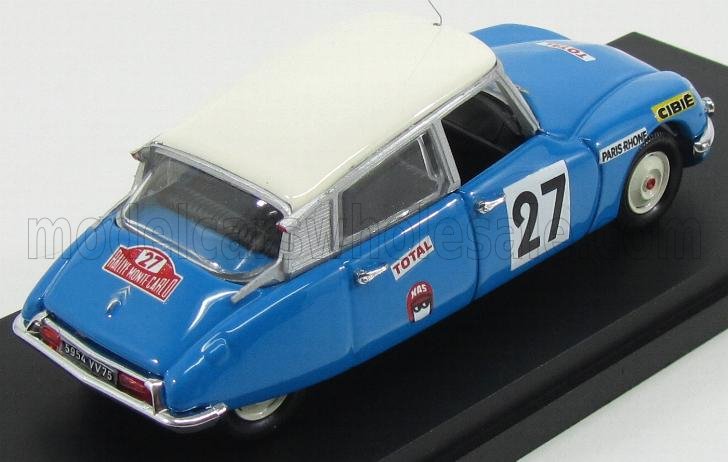 Modelo vintage de coche de rally azul y blanco con el número 27, presentado en una vitrina negra, disponible a través de Vroomi.