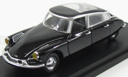 Coche de colección negro con detalles cromados en soporte de exposición, ahora disponible a través de la plataforma Vroomi.